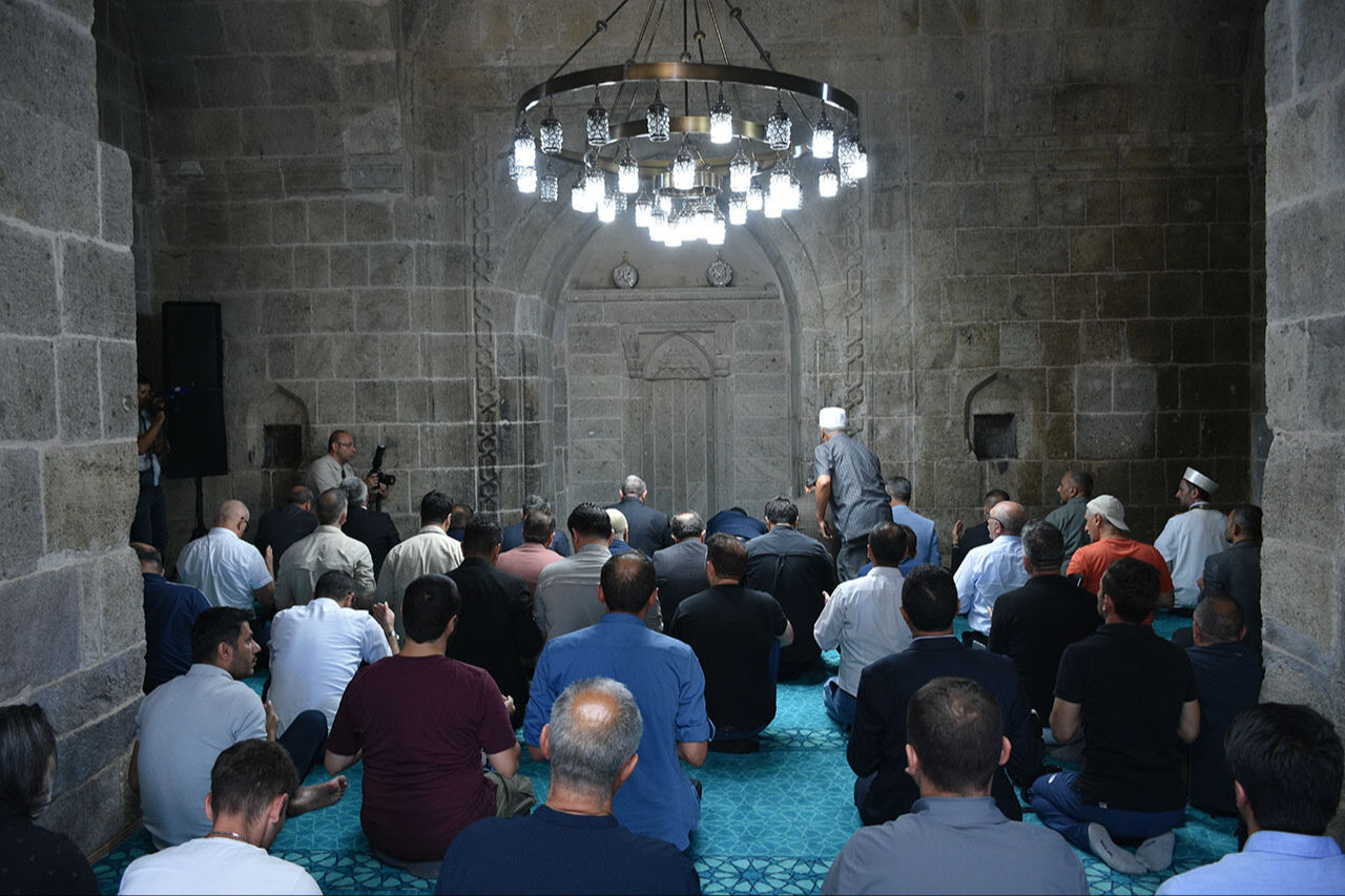 Erzurum'un ilk mescidinde yıllar sonra ilk namaz... 900 yıllık Kale Mescidi dualarla açıldı - 1. Resim