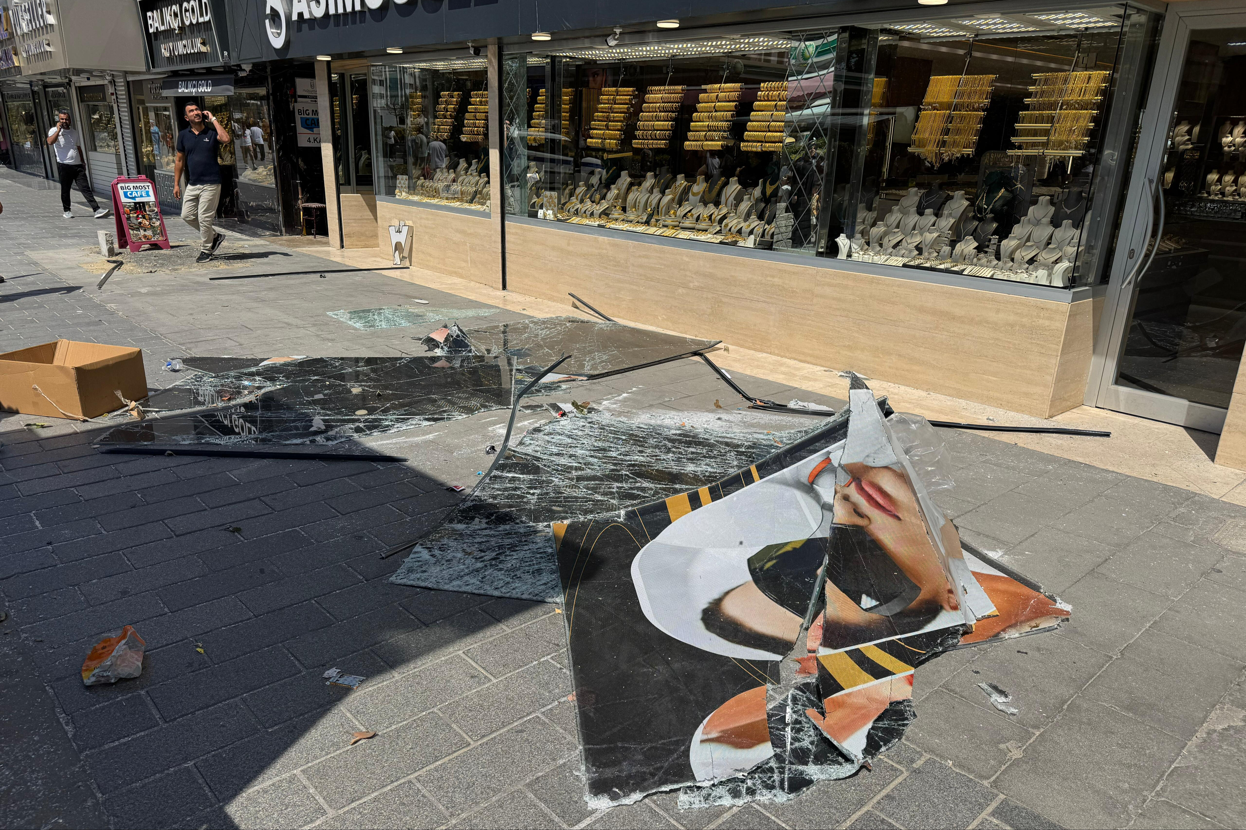 Fırtına İstanbul'u etkisi altına aldı! Tekne alabora oldu, ağaçlar devrildi - 2. Resim