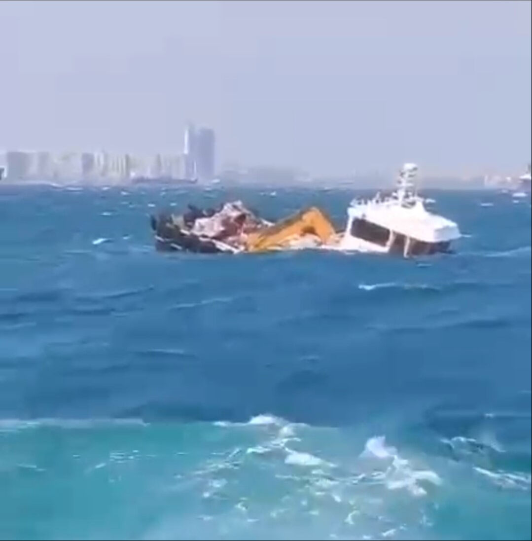 Fırtına İstanbul'u etkisi altına aldı! Tekne alabora oldu, ağaçlar devrildi - 1. Resim