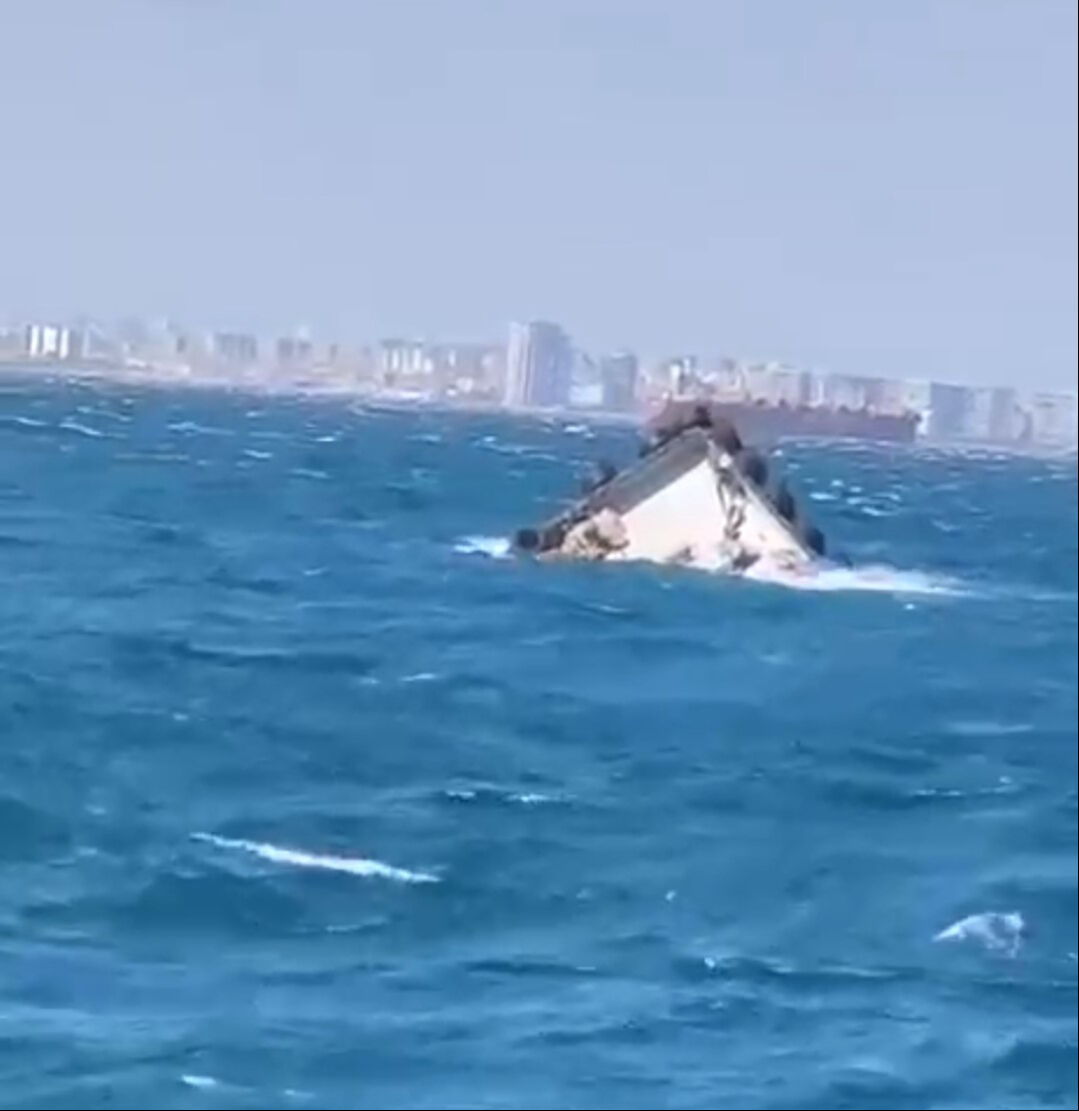 Fırtına İstanbul'u etkisi altına aldı! Tekne alabora oldu, ağaçlar devrildi - 2. Resim