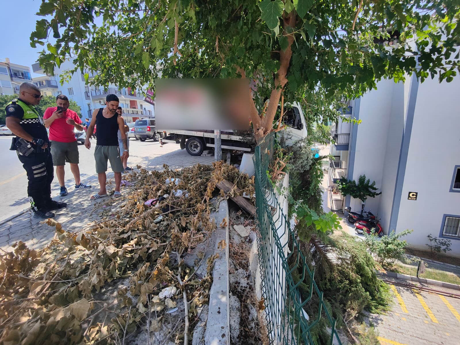 Freni boşalan kamyonetin peşinden koşturdu! Film değil gerçek - 1. Resim