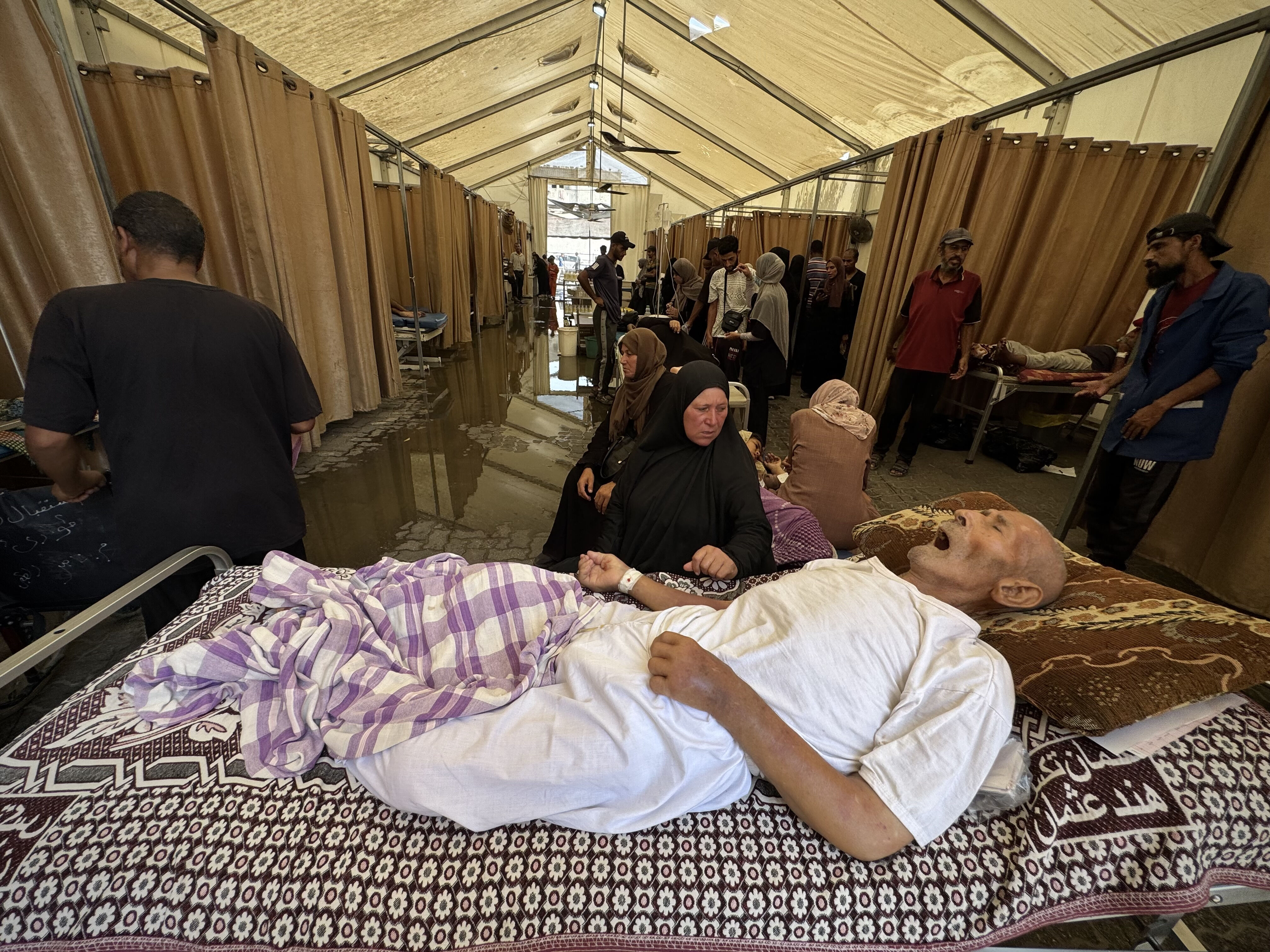 Gazze'de insanlık dramı! İsrail hastanenin altyapısını hedef aldı: Kanalizasyon suları bastı - 2. Resim