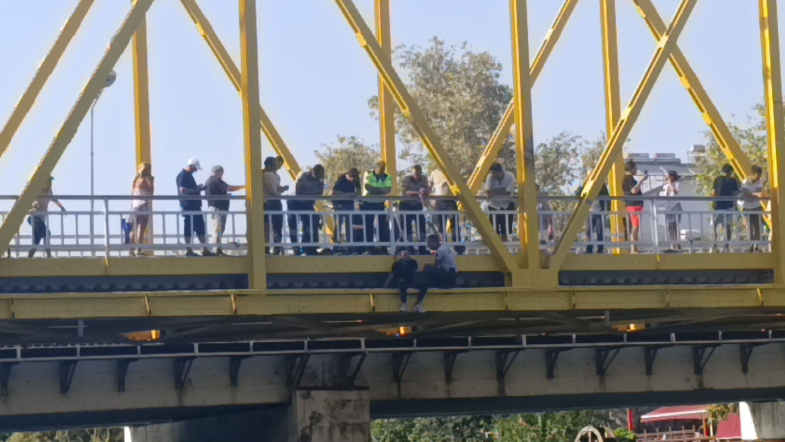 Köprüye çıkıp canına kıyma istedi! Hikayesi herkesi kahretti - 1. Resim