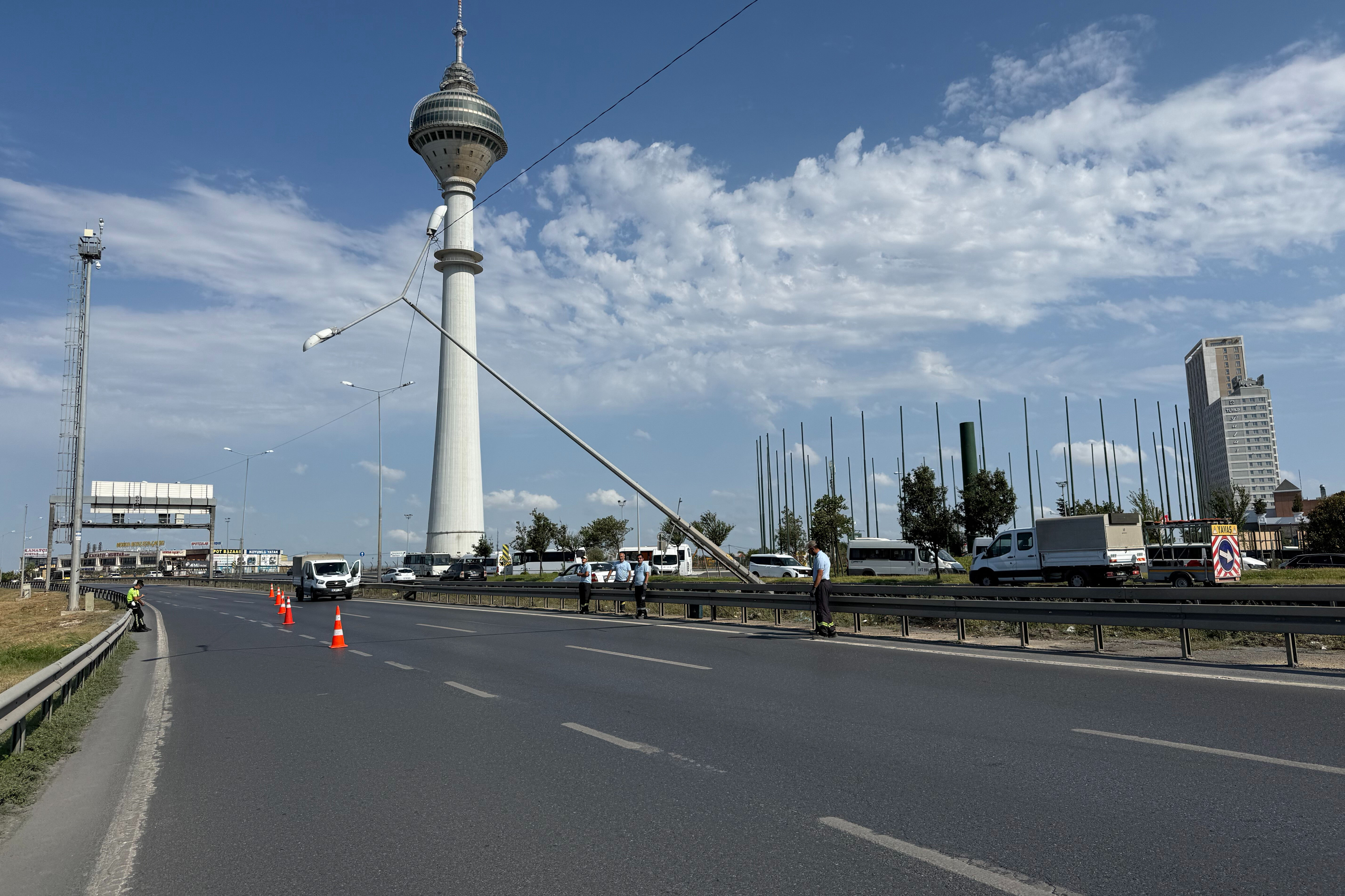 Şiddetli rüzgar, direği devirdi! E-5 trafiğe kapatıldı - 1. Resim