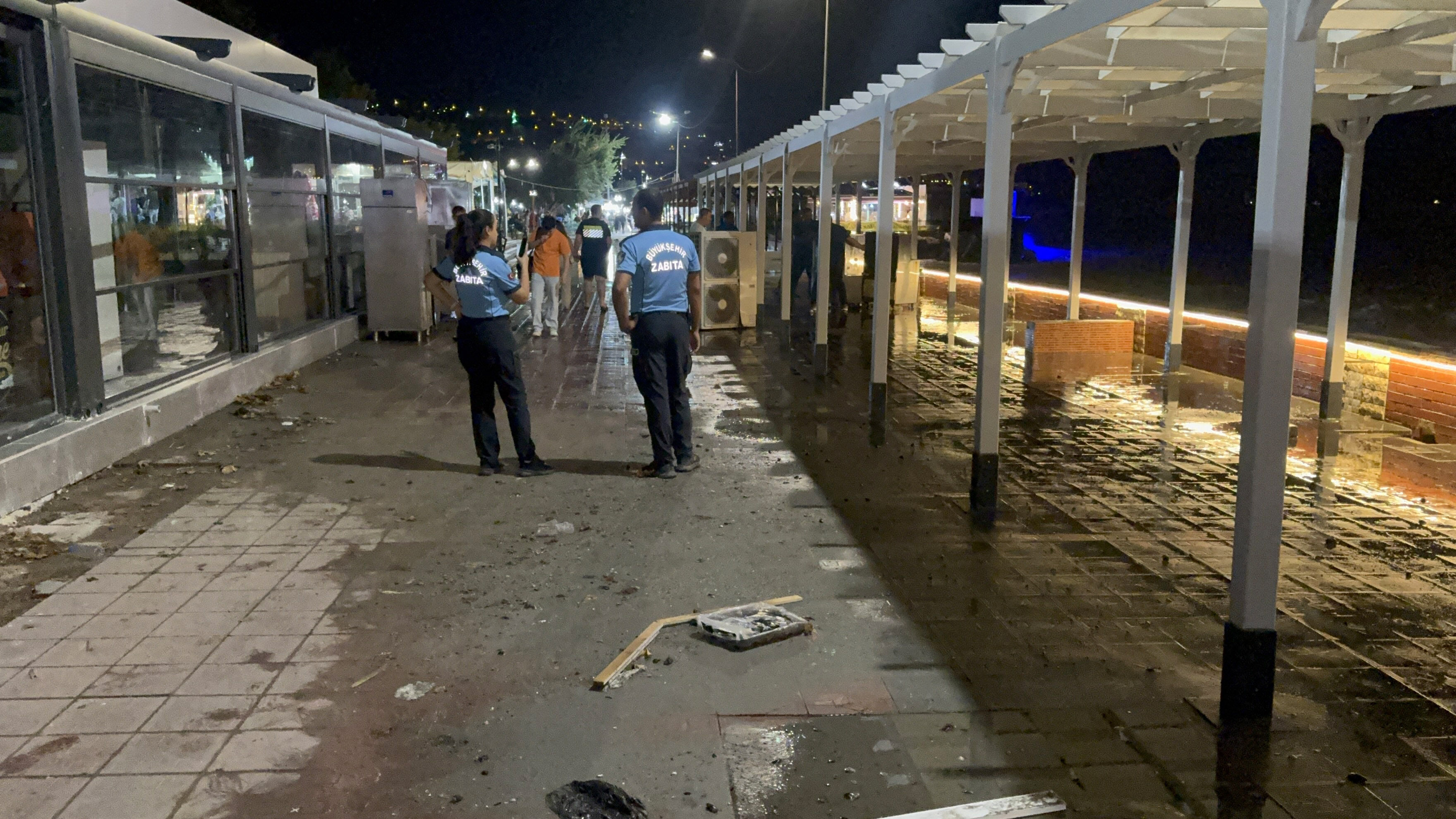 Tekirdağ'ın fırtına sınavı! Yürüyüş yolu sular altında kaldı - 1. Resim