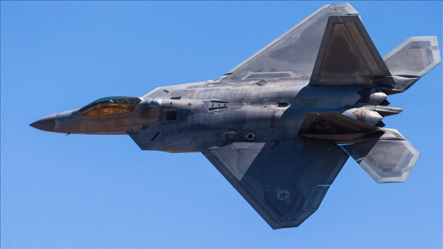 Trump'tan Putin'e Alaska'da ince mesaj: İsrail'e bile verilmeyen F-22 jetleriyle karşılandı! F-22 Raptor savaş uçağı