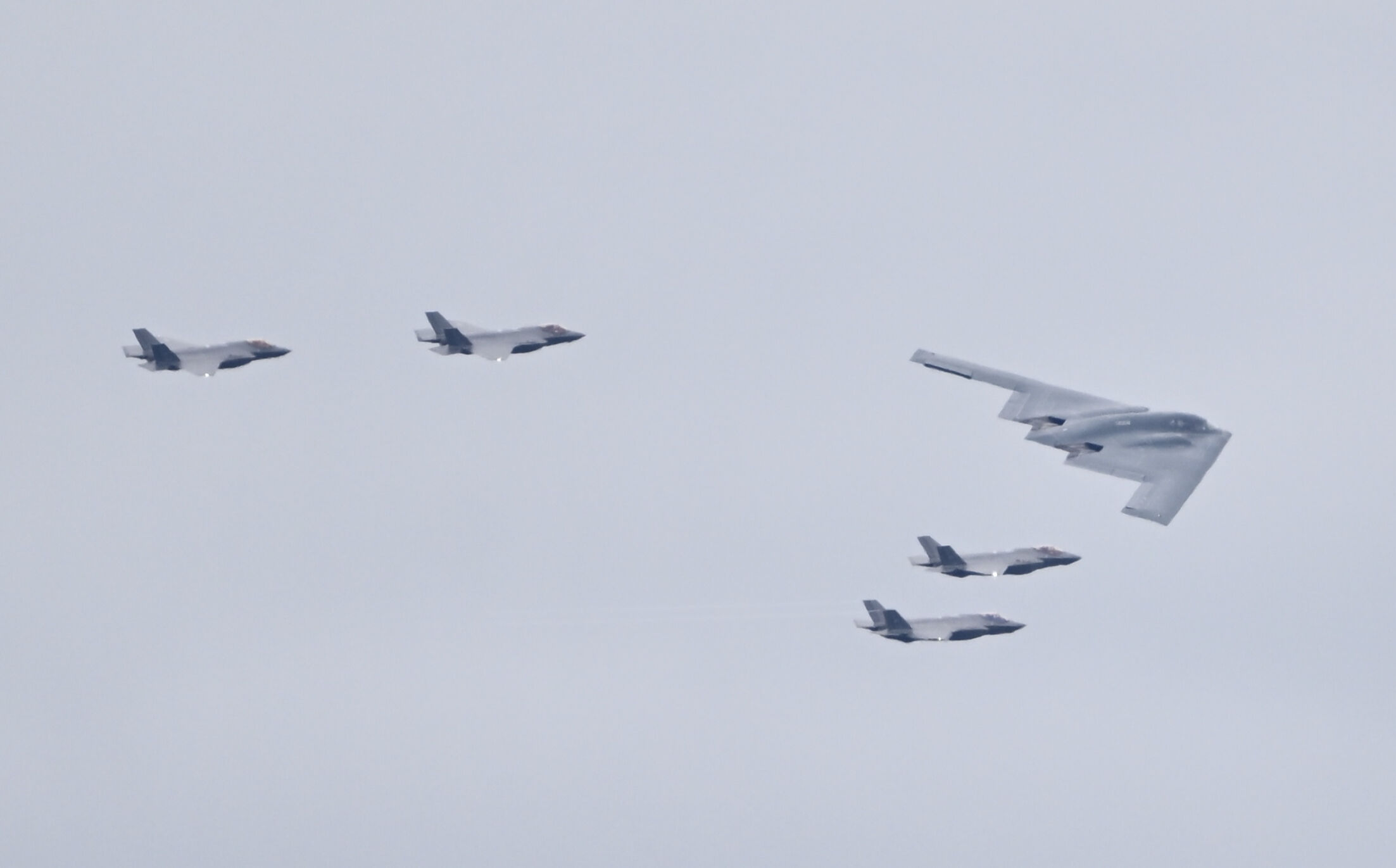 Trump'tan Putin'e Alaska'da ince mesaj: İsrail'e bile verilmeyen F-22 jetleriyle karşılandı! Trump ve Putin tokalaşırken gökyüzünde kol uçuşu yapan ABD F-35'leri ve B-2 bombardıman uçağı