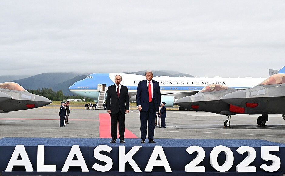Trump'tan Putin'e Alaska'da ince mesaj: İsrail'e bile verilmeyen F-22 jetleriyle karşılandı! Trump ve Putin, ABD F-22 Raptor uçakları arasında poz verirken