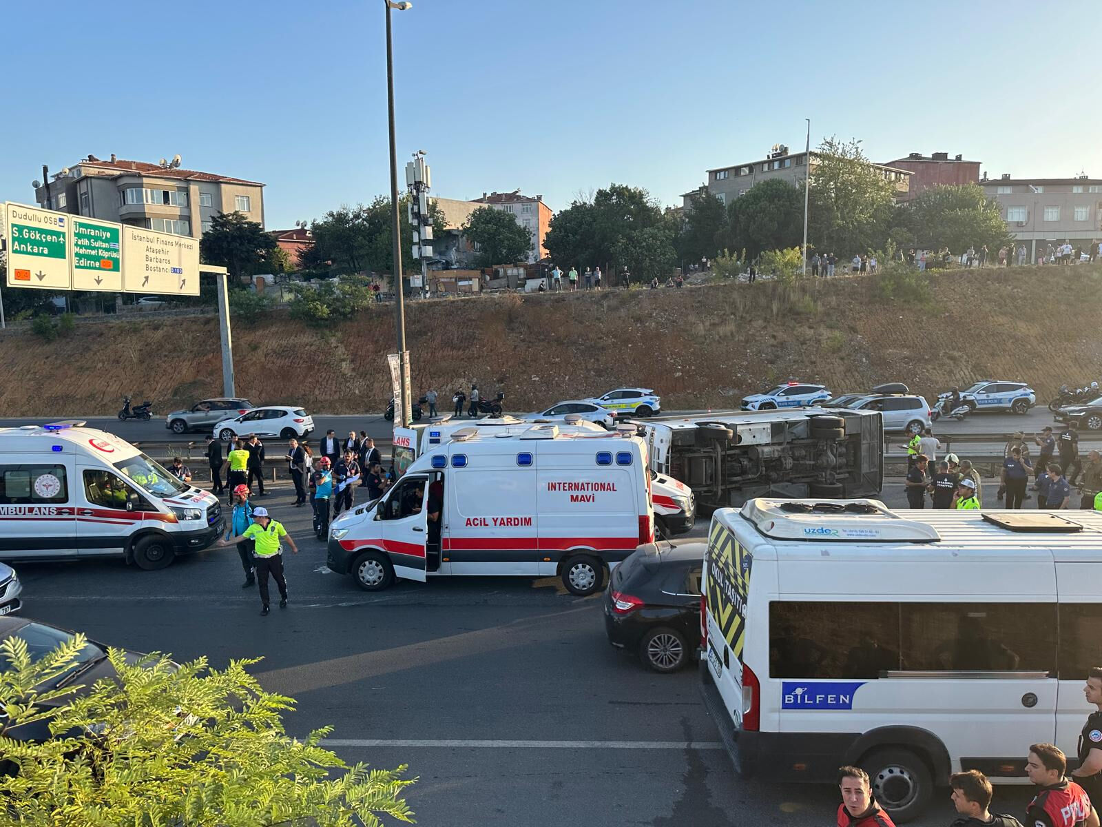 Ümraniye TEM Otoyolu'nda servis aracı devrildi! Çok sayıda yaralı var, ekipler sevk edildi - 1. Resim