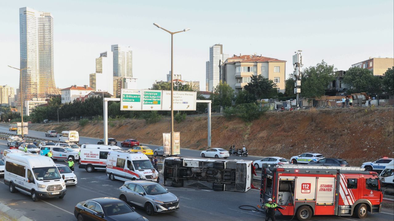 Ümraniye TEM Otoyolu&#039;nda servis aracı devrildi! Çok sayıda yaralı var, ekipler sevk edildi