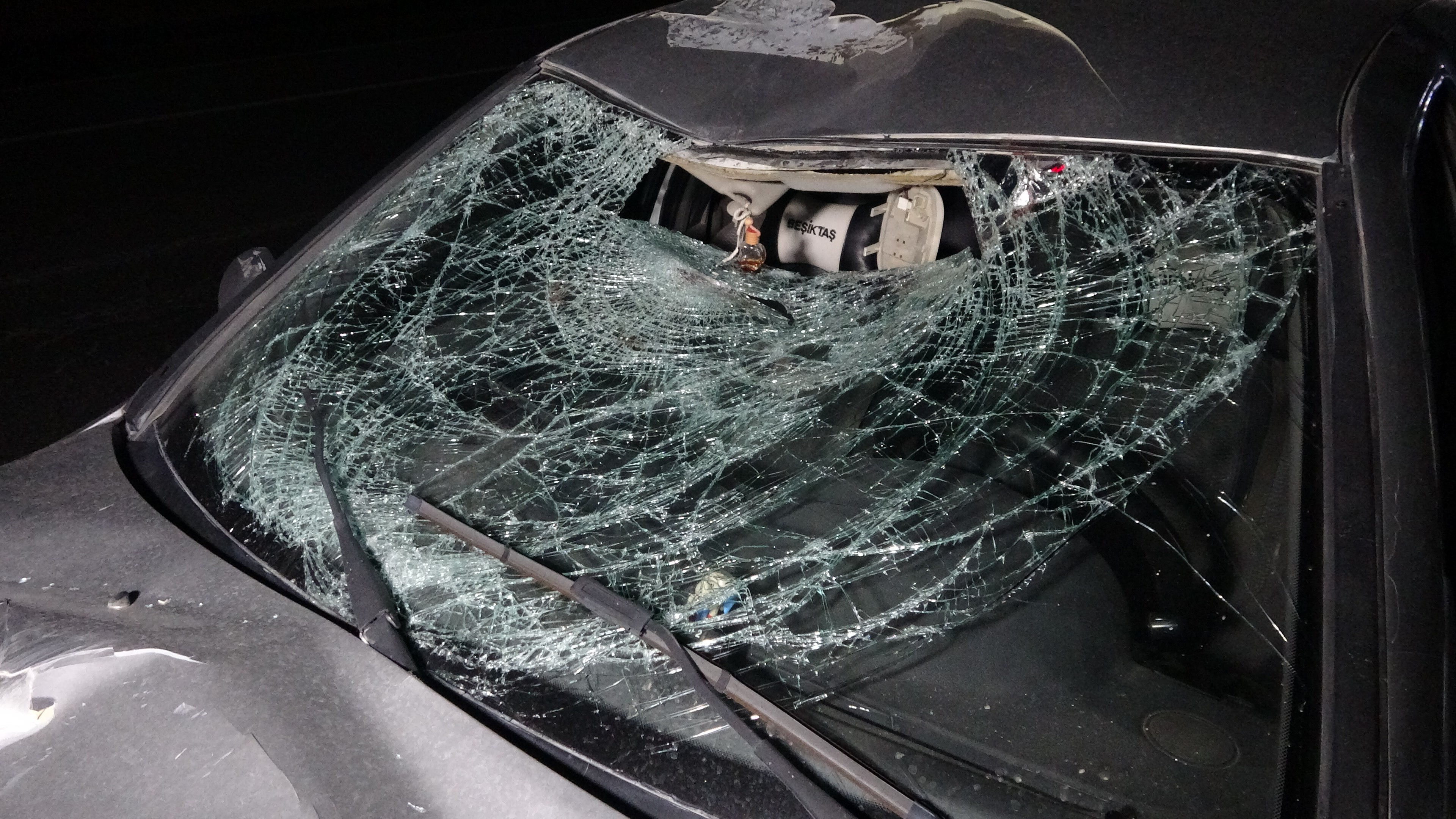 Yolun karşısına geçmek istemişti! Otomobilin adama çarptığı feci kaza kamerada - 2. Resim