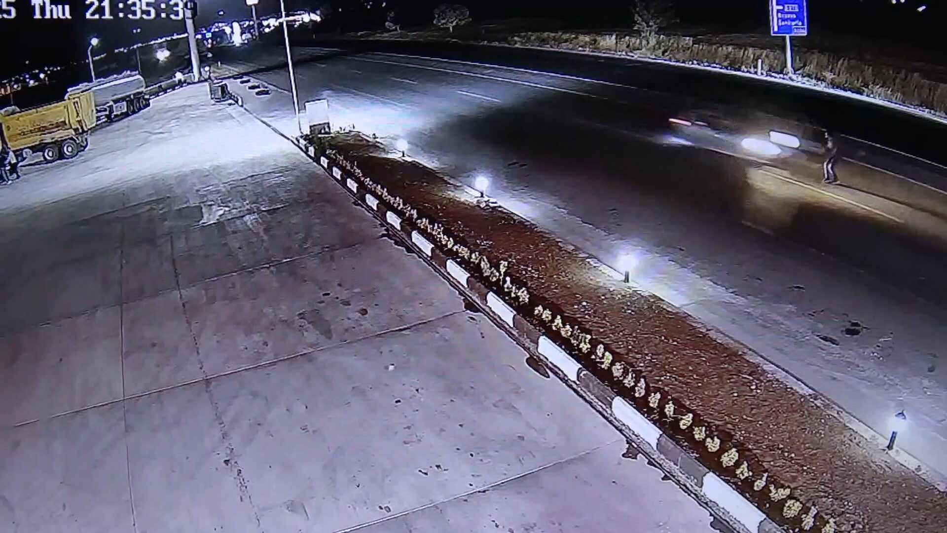 Yolun karşısına geçmek istemişti! Otomobilin adama çarptığı feci kaza kamerada - 1. Resim