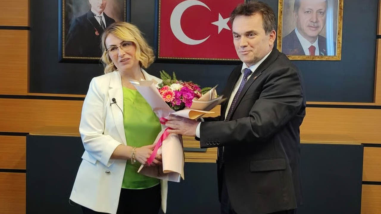 AK Parti'ye geçen belediye başkanından 'Erdoğan' jesti! Odasındaki detay dikkat çekti - 2. Resim