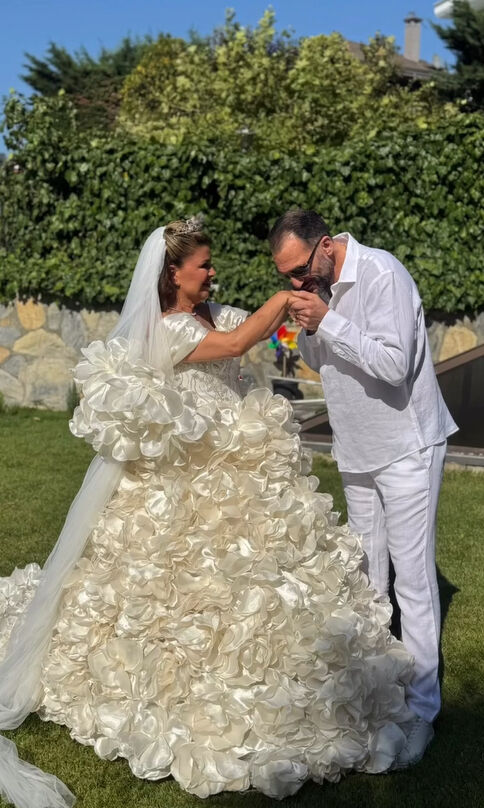 Astrolog Nuray Sayarı evlendi! Gelinliği sosyal medyanın diline düştü: Bakın eşi kim çıktı - 2. Resim