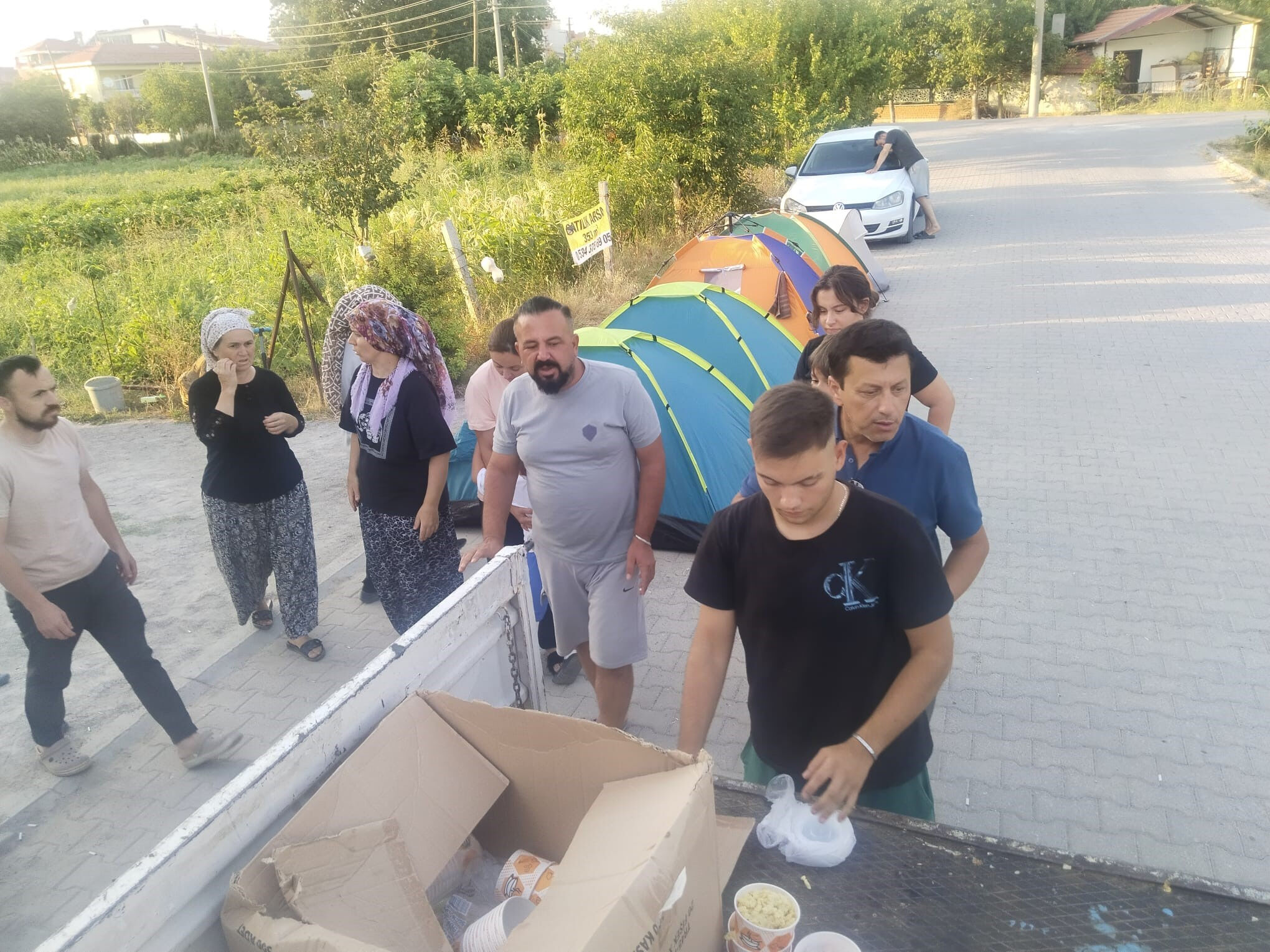 Balıkesirliler evlerine giremiyor! Deprem korkusu 5 gündür sokaklarda yatırıyor - 2. Resim