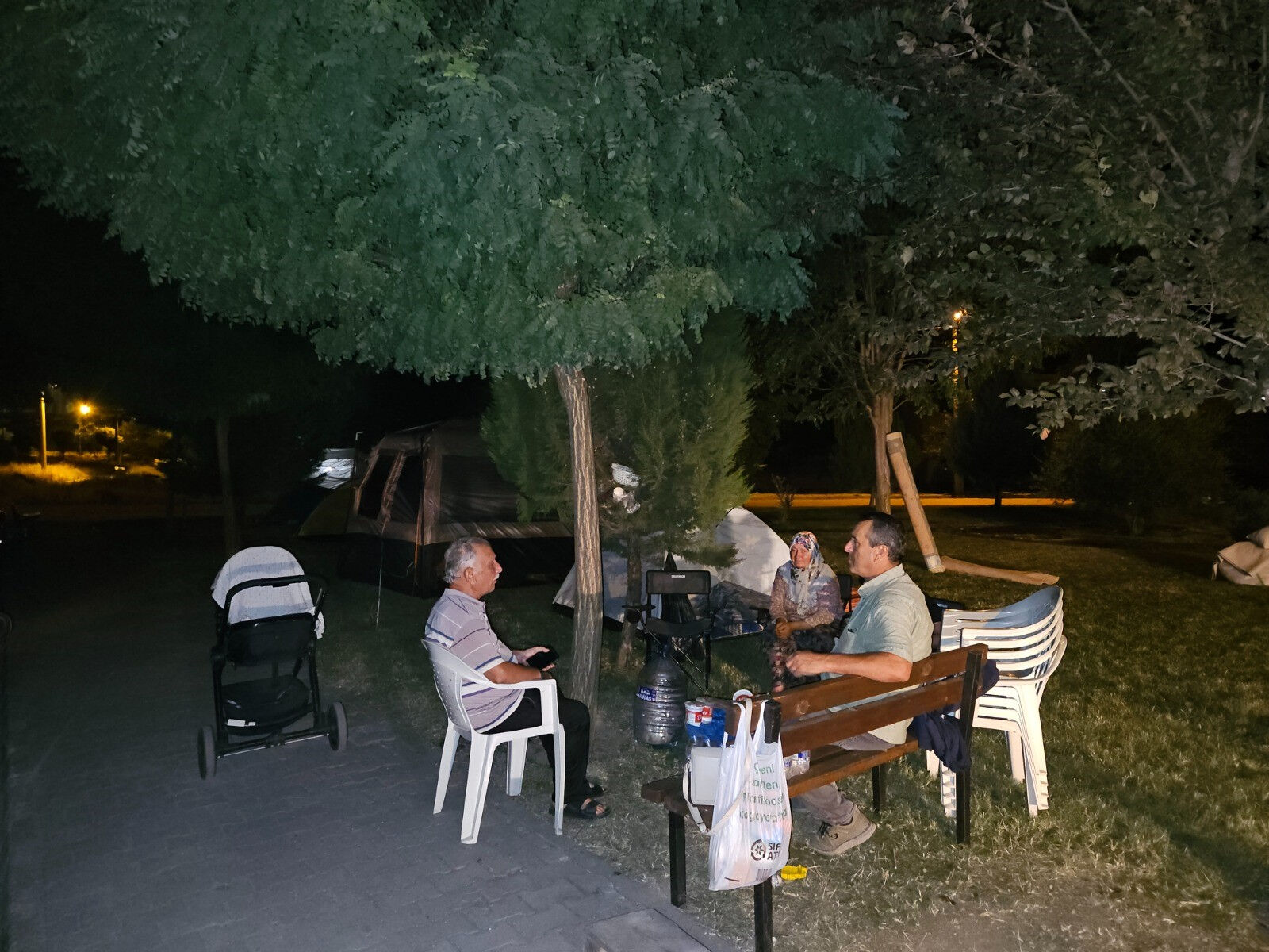 Balıkesirliler evlerine giremiyor! Deprem korkusu 5 gündür sokaklarda yatırıyor - 1. Resim