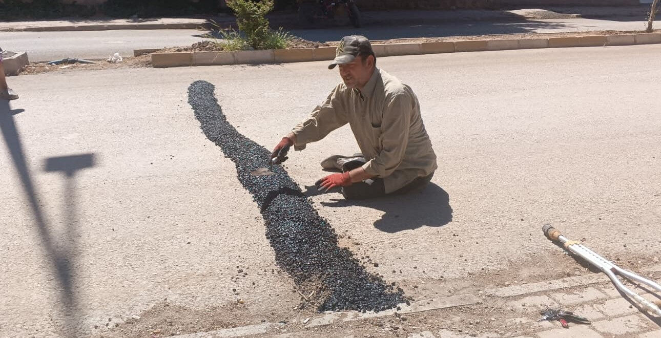 CHP'li belediyenin utancı: Engelli muhtar sürünerek kasis yaptı! - 1. Resim