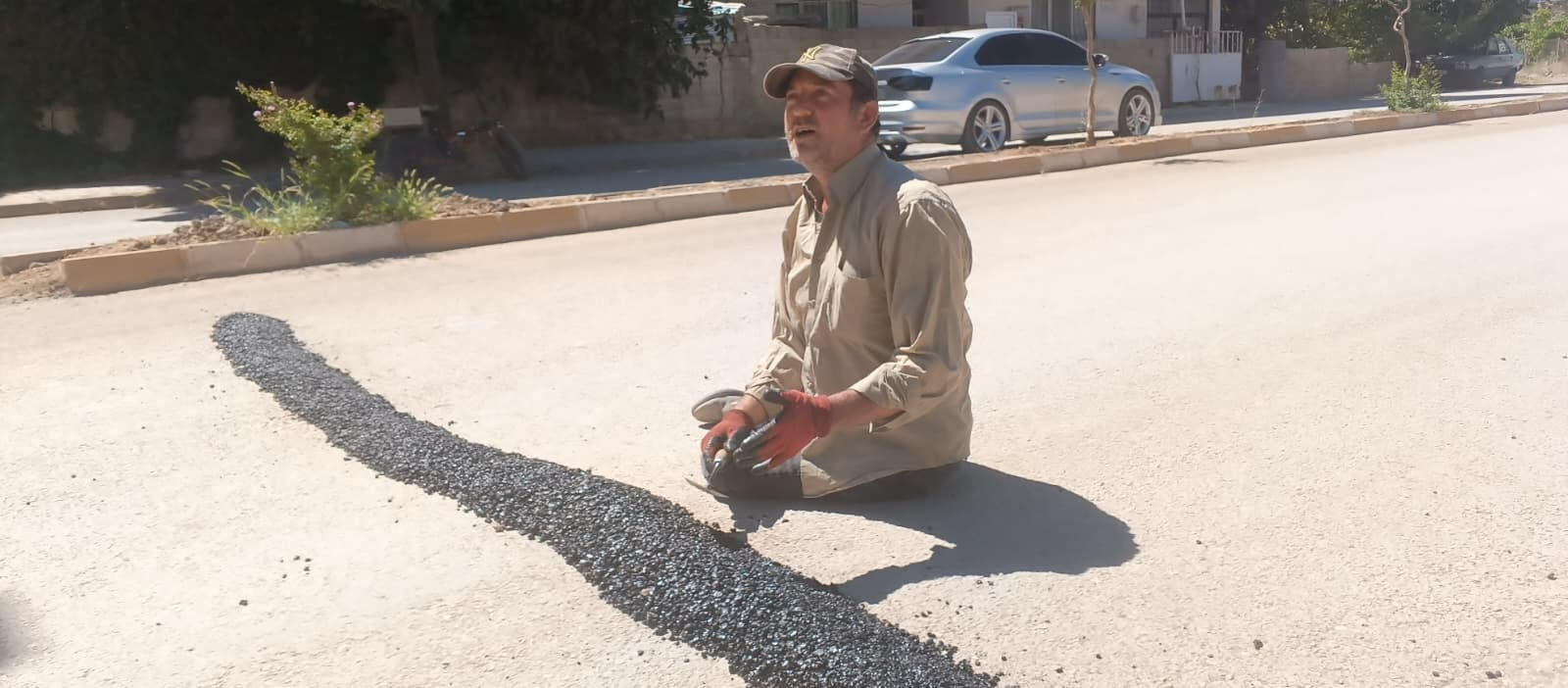 CHP'li belediyenin utancı: Engelli muhtar sürünerek kasis yaptı! - 2. Resim