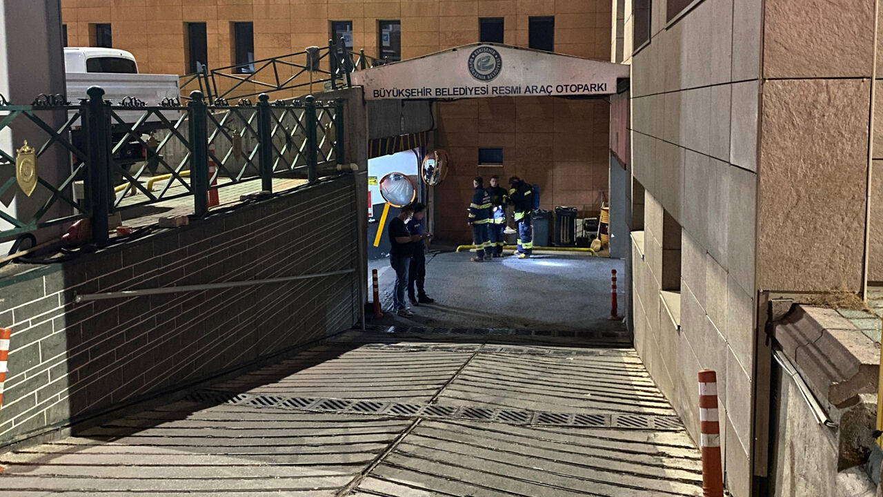 Eskişehir Büyükşehir Belediyesi'nde duman paniği! İtfaiye harekete geçti - 2. Resim