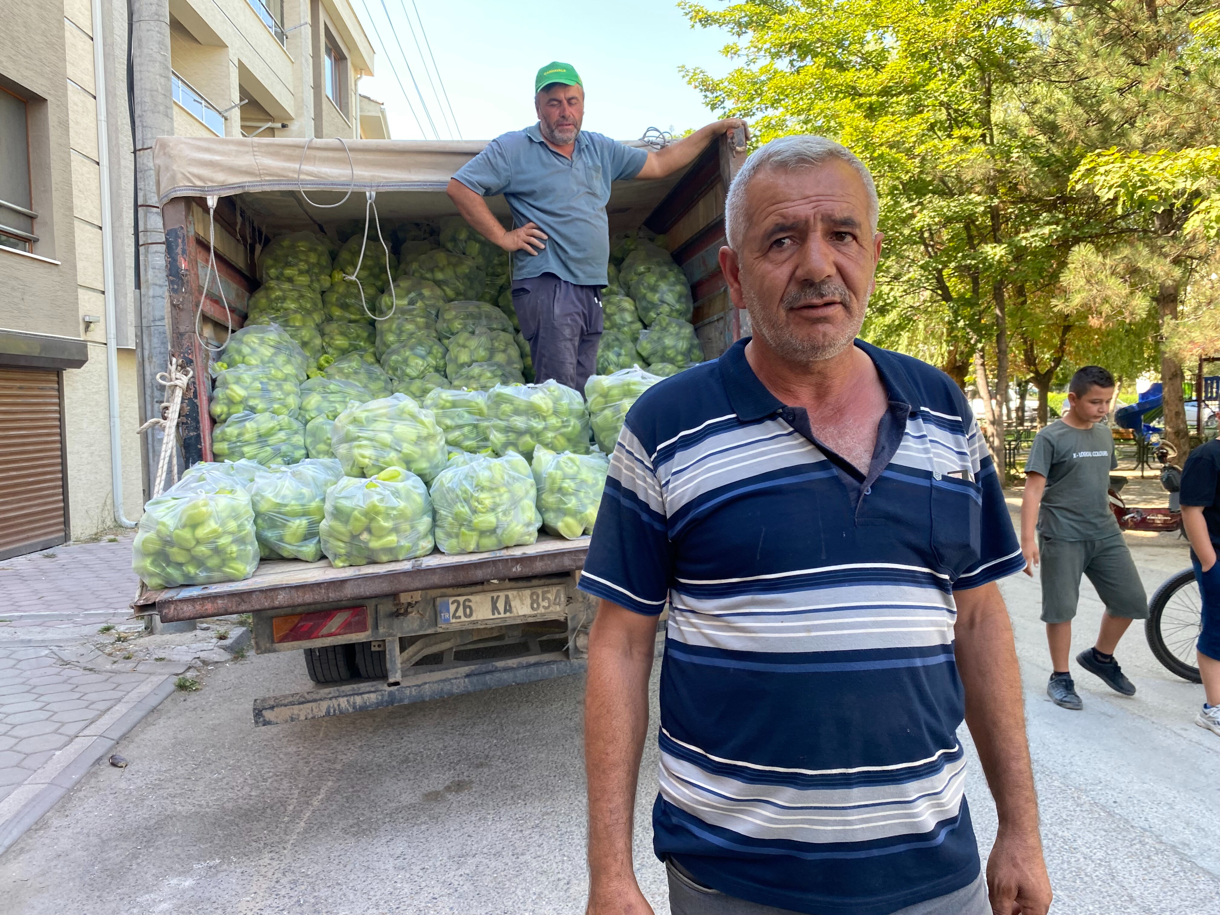 Halde 8, markette 80 lira olmasına sinirlendi! 5 ton ürünü ücretsiz dağıttı: Çöpe döksem millete ihanet - 1. Resim