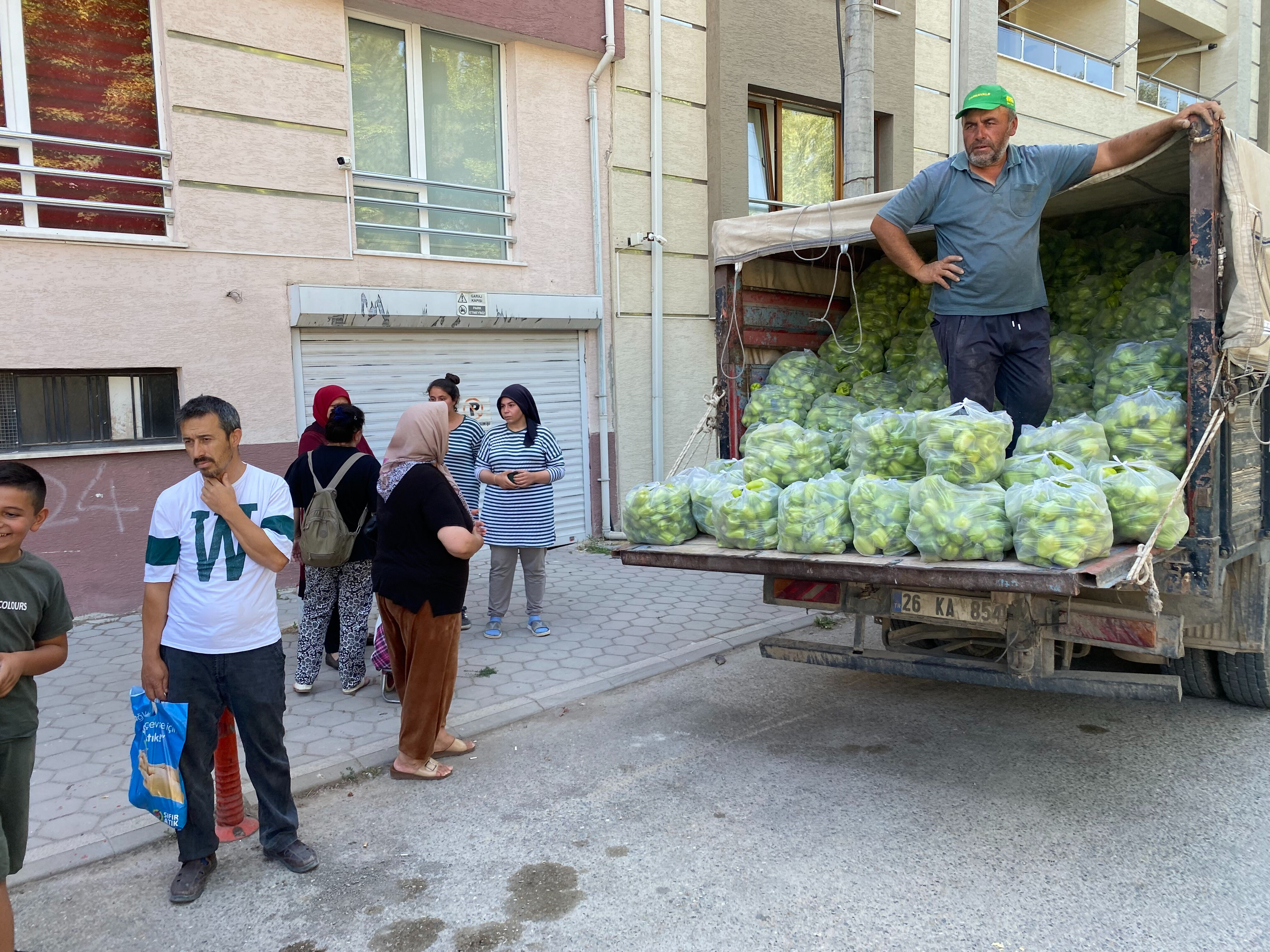 Halde 8, markette 80 lira olmasına sinirlendi! 5 ton ürünü ücretsiz dağıttı: Çöpe döksem millete ihanet - 3. Resim