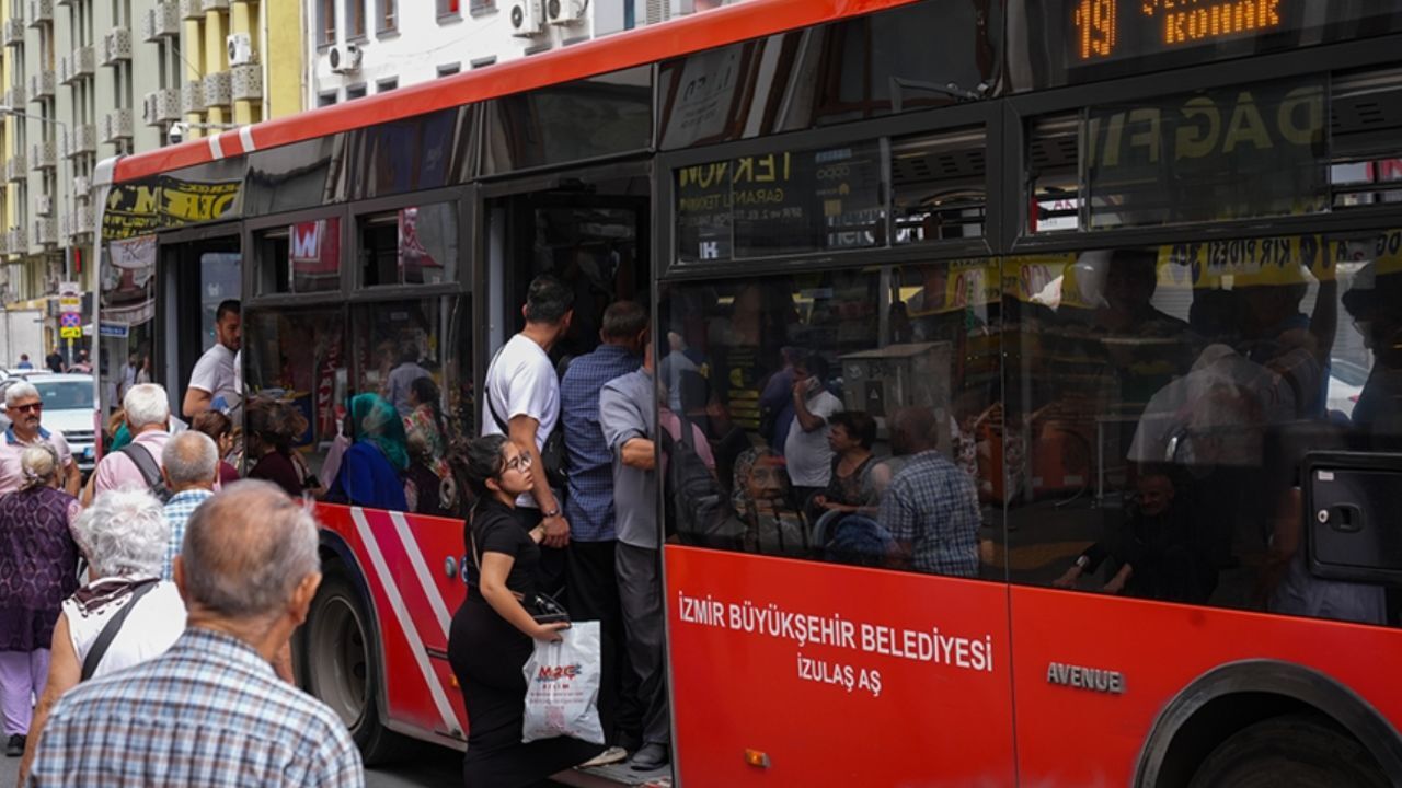 İzmir&#039;de toplu taşıma ücretleri ne kadar oldu? Öğrenci - tam aylık abonman ücretleri merak ediliyor