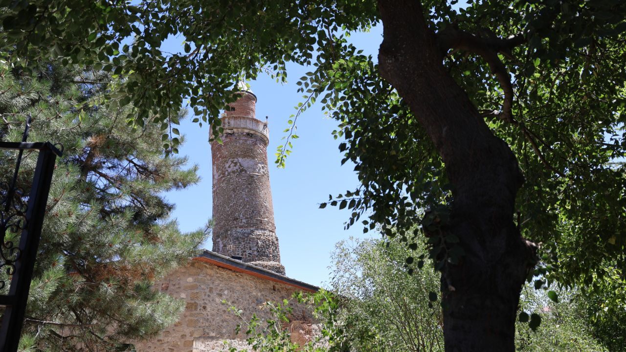 Pisa Kulesi&#039;nin rakibi Anadolu&#039;da! Bu minareyi gören şaşkına dönüyor