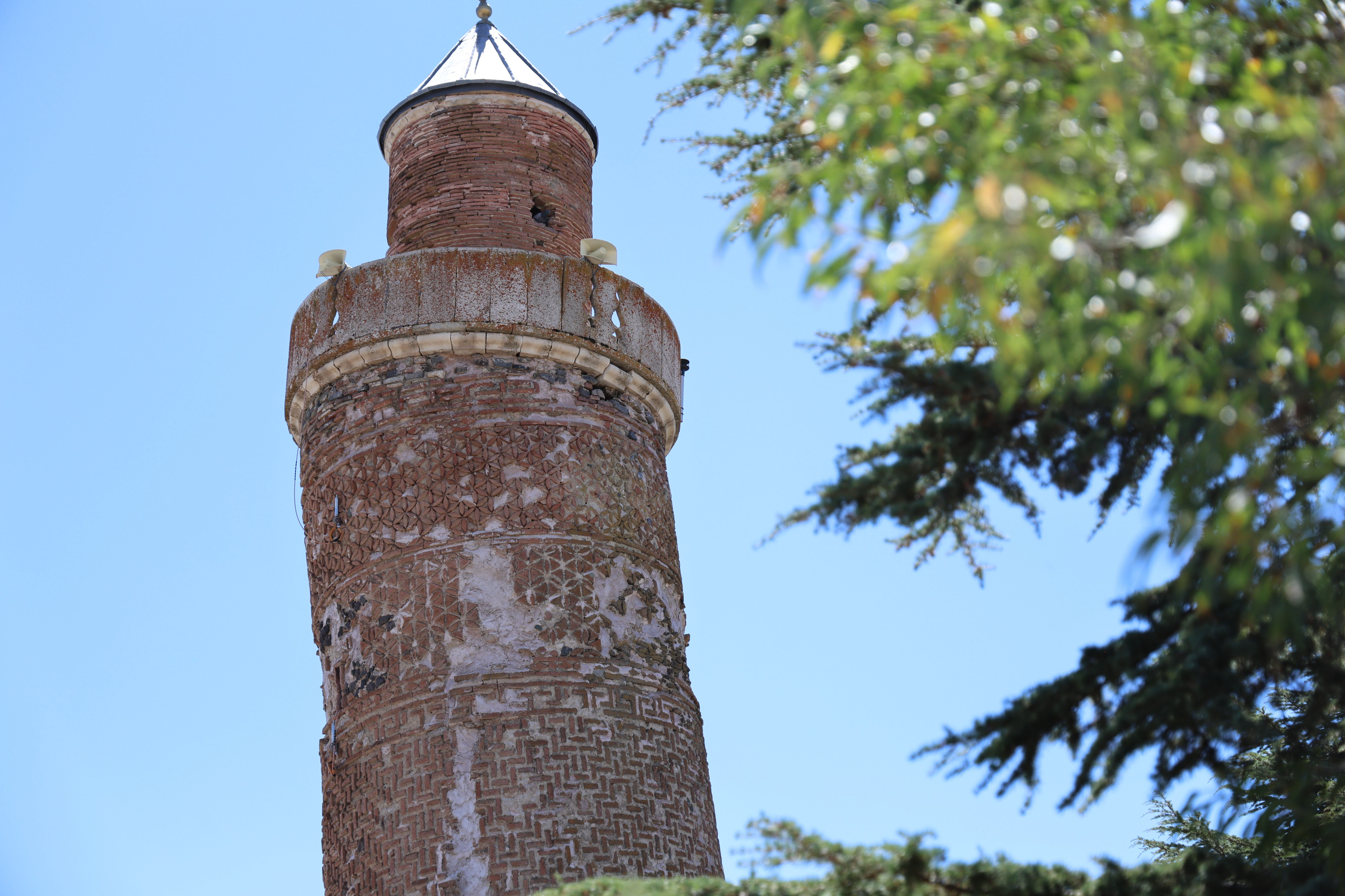 Pisa Kulesi'nin rakibi Anadolu'da! Bu minareyi gören şaşkına dönüyor - 1. Resim