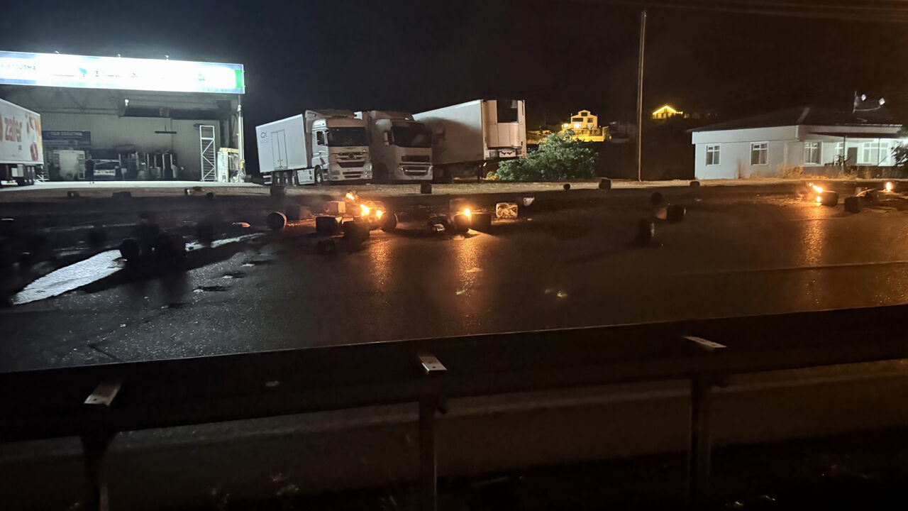 Samsun'da faciaya ramak kala! Freni patlayan tır, etrafa alevler saça saça kilometrelerce yol gitti! - 2. Resim