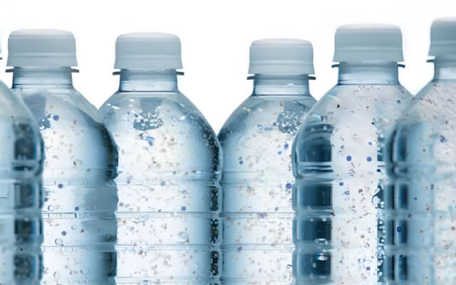 Skandal büyüyor: Ünlü markanın suyunda 2.000 mikroplastik tespit edildi - 1. Resim