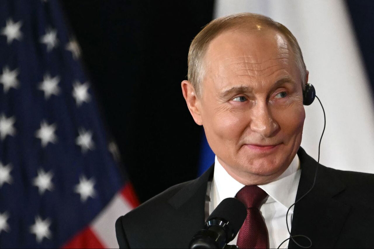 Rusya Devlet Başkanı Vladimir Putin, ABD Başkanı Donald Trump ile düzenlediği ortak basın toplantısı sırasında gülümsüyor.