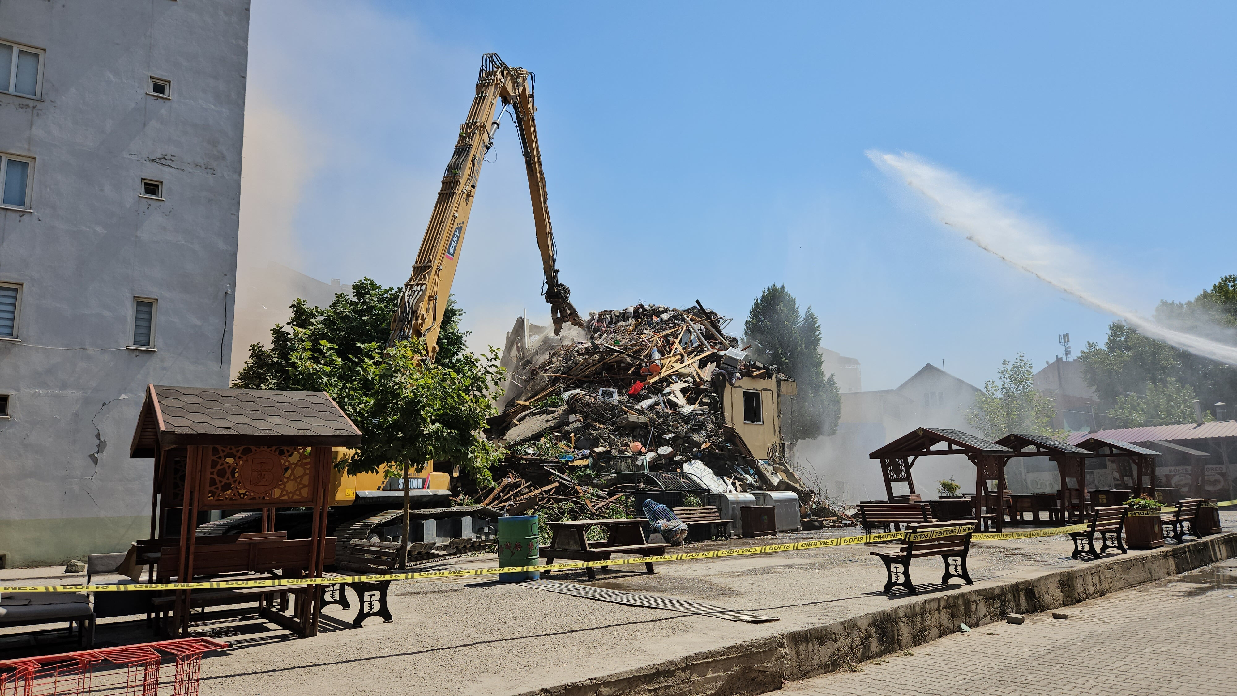 6.1'lik deprem ile sallanan Sındırgı'da ağır hasarlı bina yıkıldı - 3. Resim