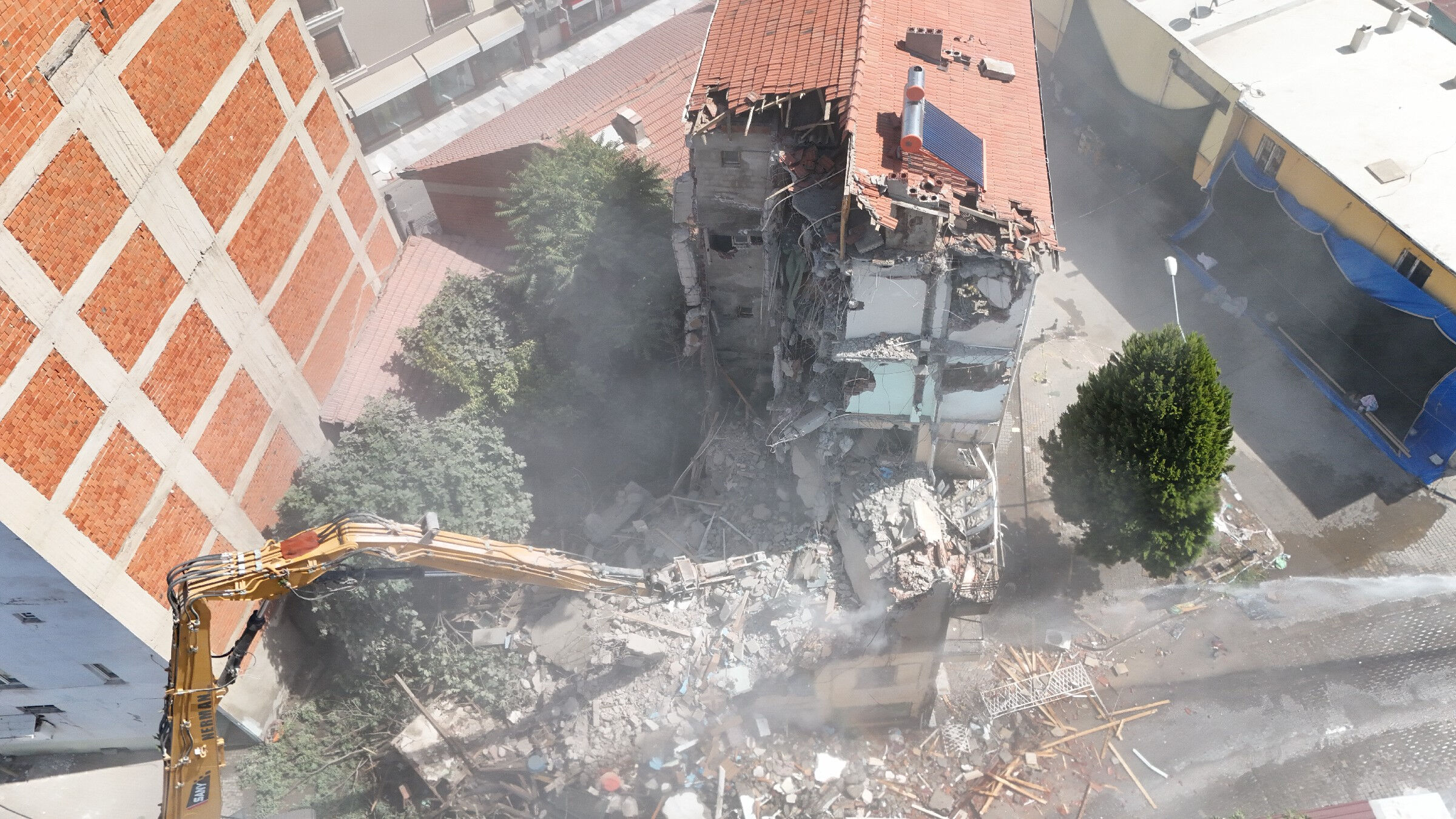 6.1'lik deprem ile sallanan Sındırgı'da ağır hasarlı bina yıkıldı - 2. Resim