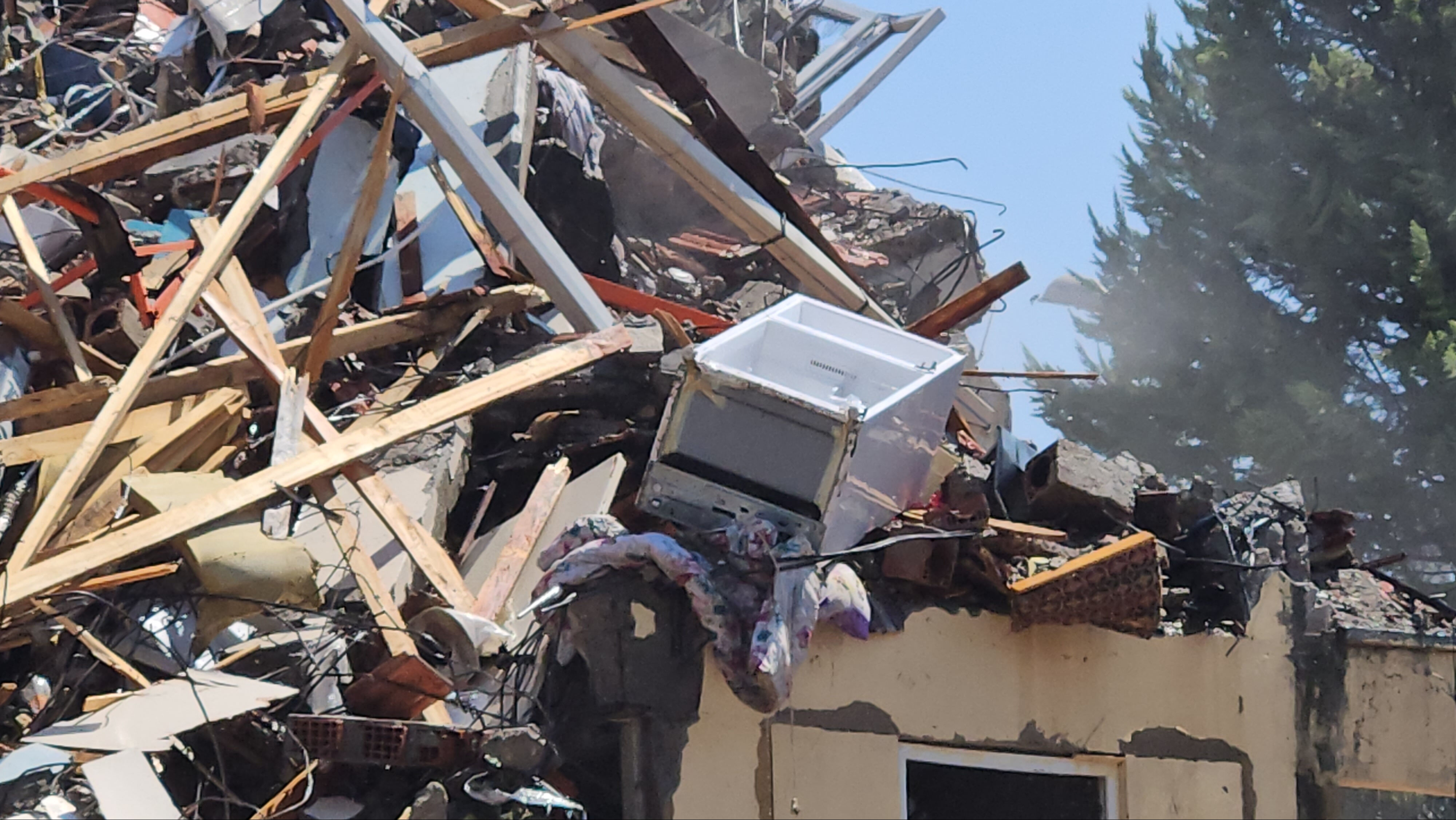 6.1'lik deprem ile sallanan Sındırgı'da ağır hasarlı bina yıkıldı - 4. Resim