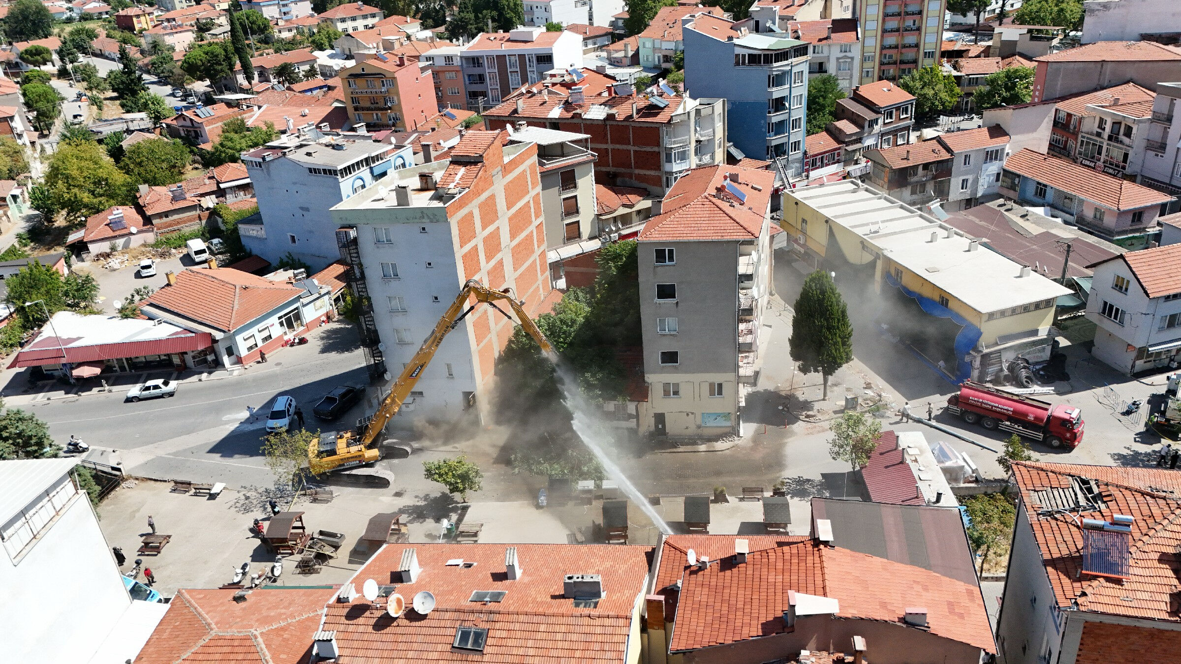 6.1'lik deprem ile sallanan Sındırgı'da ağır hasarlı bina yıkıldı - 1. Resim