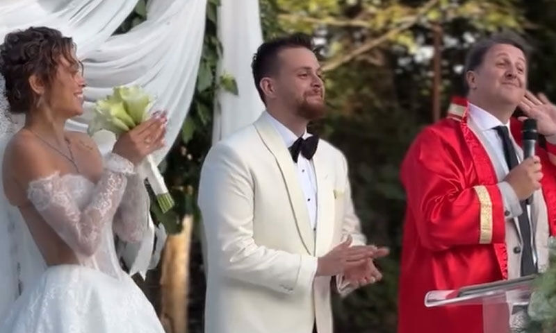 Alper Rende ve Betül Çakmak ‘evet’ dedi, nikah memuru İlker Ayrık oldu - 2. Resim
