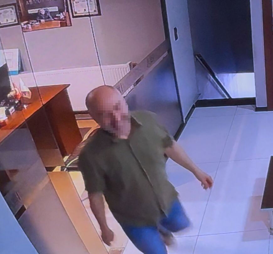 "Bankaya para yatıracağım" diyerek çıktı! İş yerinden çaldığı 70 bin 900 dolarla sırra kadem bastı "Bankaya para yatıracağım" diyerek çıktı! İş yerinden çaldığı 70 bin 900 dolarla sırra kadem bastı - 1. Resim