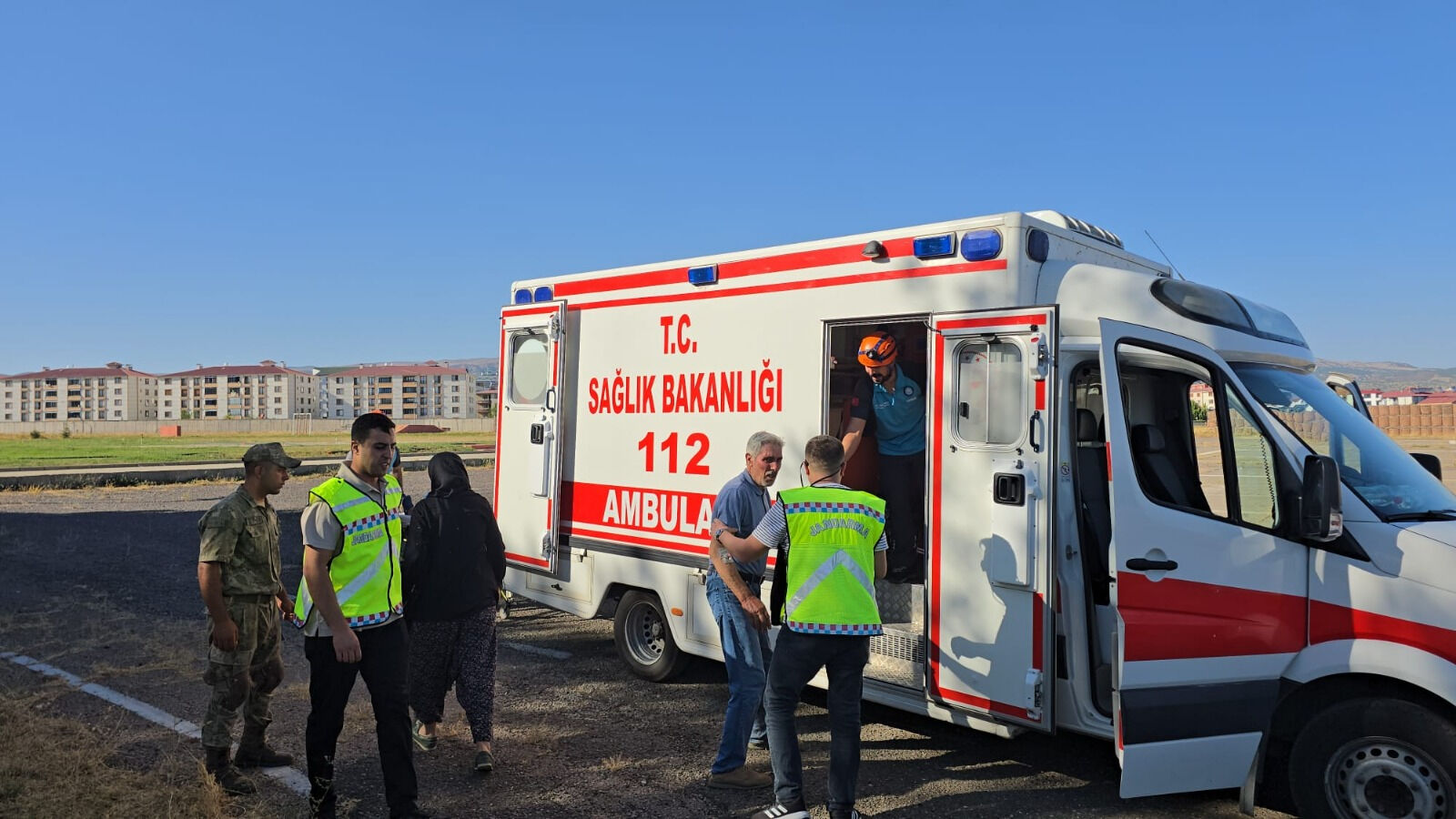 Bingöl'de gıda zehirlenmesi yaşayan vatandaşların imdadına askeri helikopter yetişti - 1. Resim