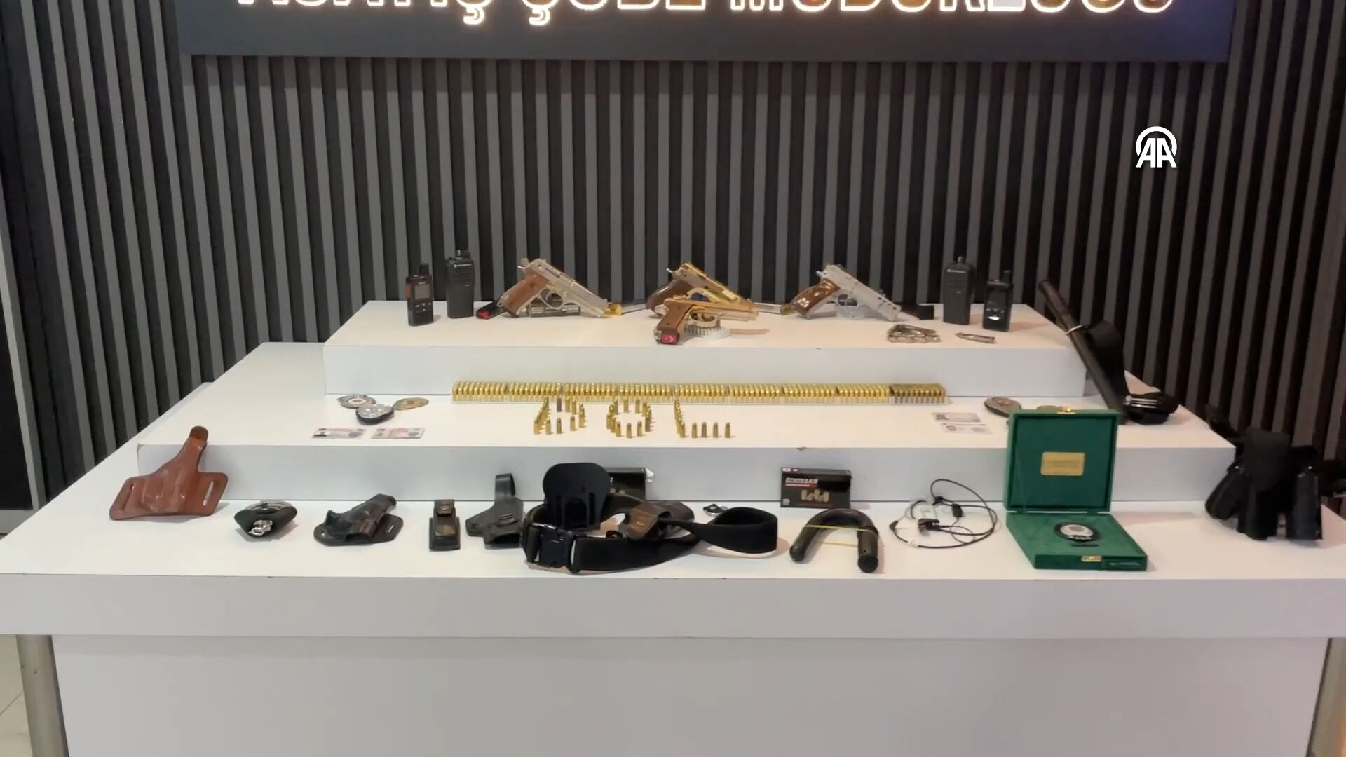 Cesarete bak! İstanbul'da 4 ilçede ortak operasyon... Sahte polisler kıskıvrak yakalandı - 3. Resim