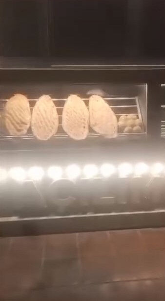 Elazığ'da mide bulandıran görüntü! Fare ekmeklerin üzerinde gezerken görüntülendi - 1. Resim