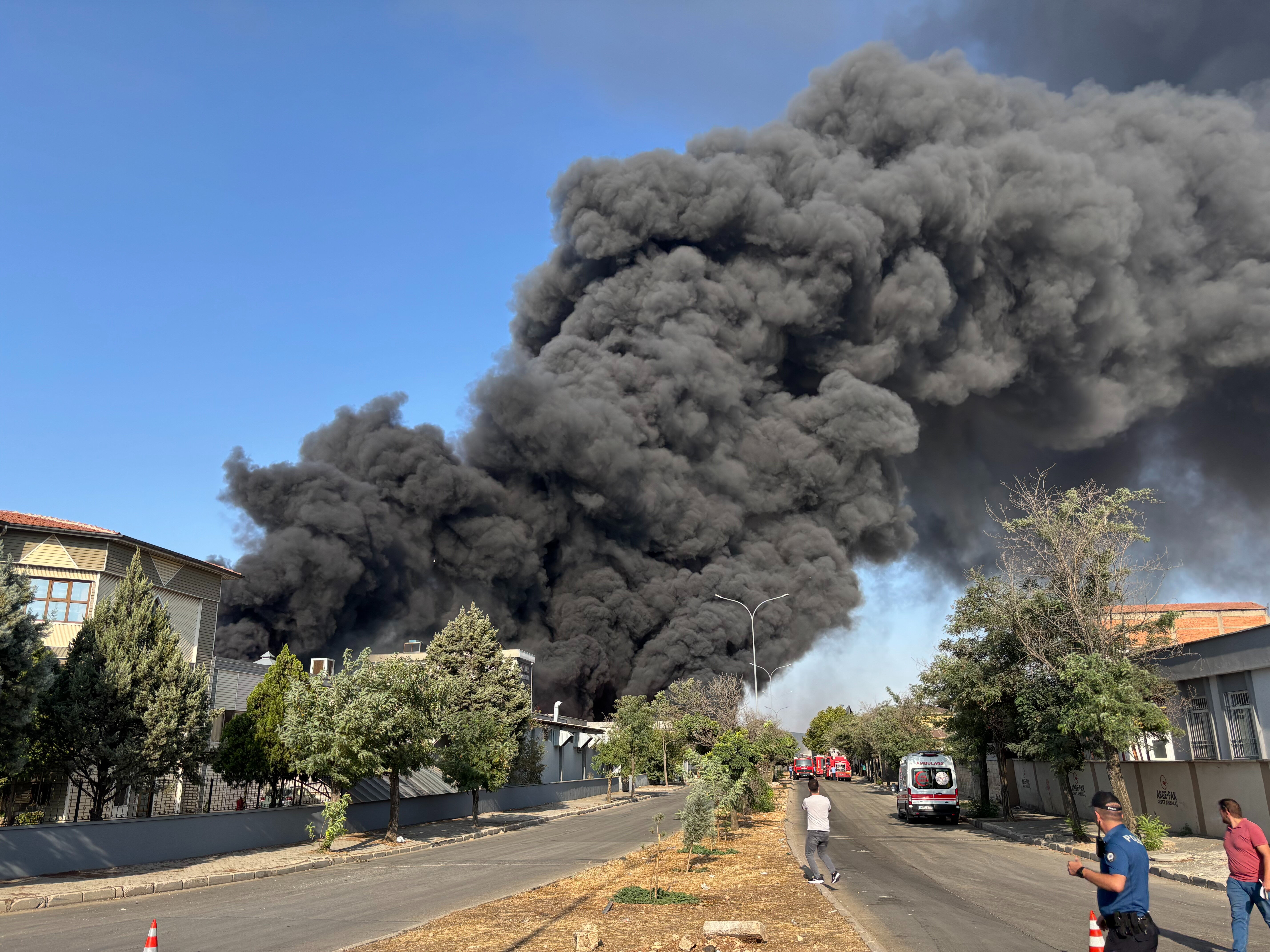 Gaziantep'i kara dumanlar kapladı! Geri dönüşüm tesisinde korkutan yangın - 1. Resim