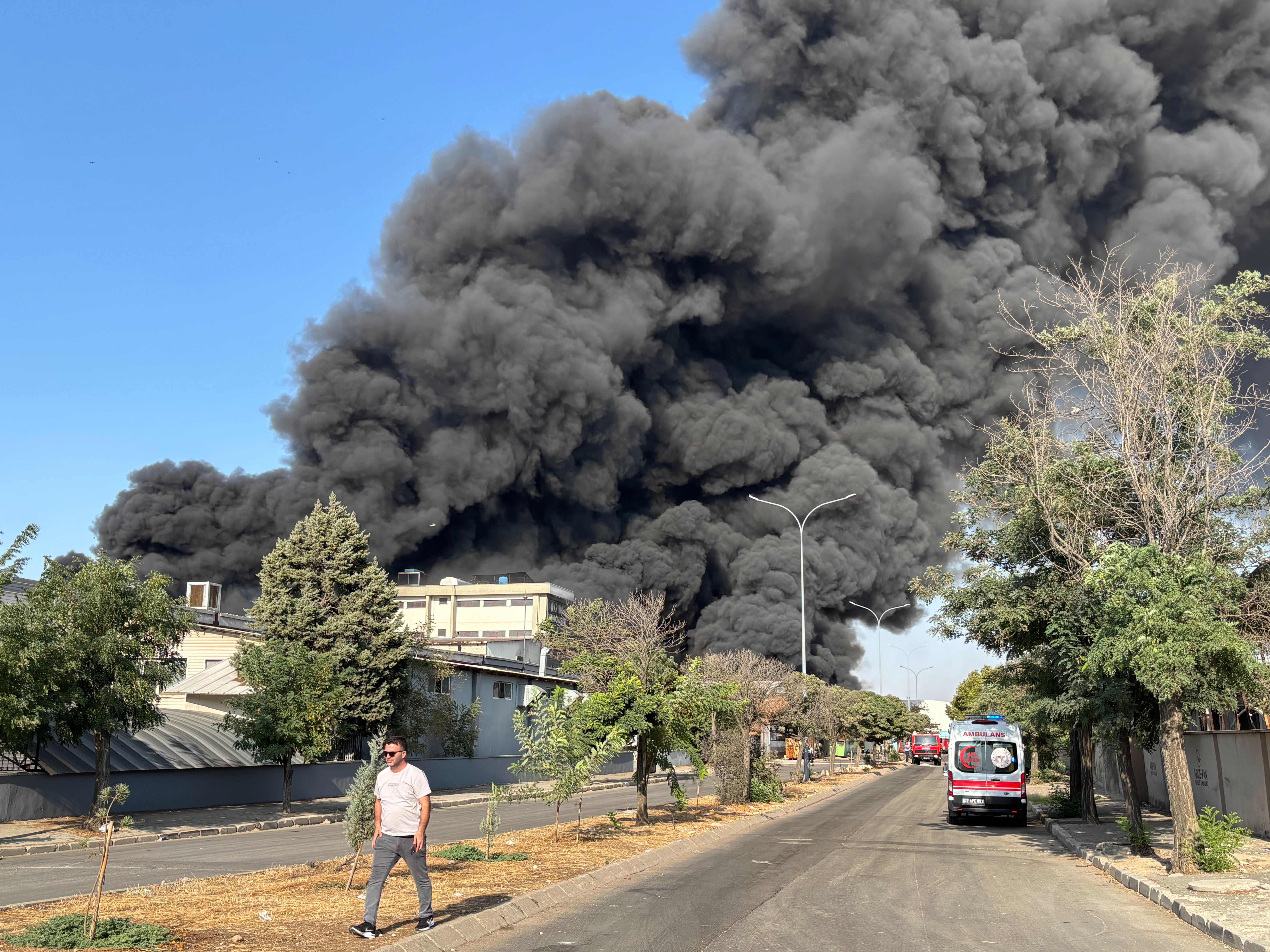 Gaziantep'i kara dumanlar kapladı! Geri dönüşüm tesisinde korkutan yangın - 2. Resim