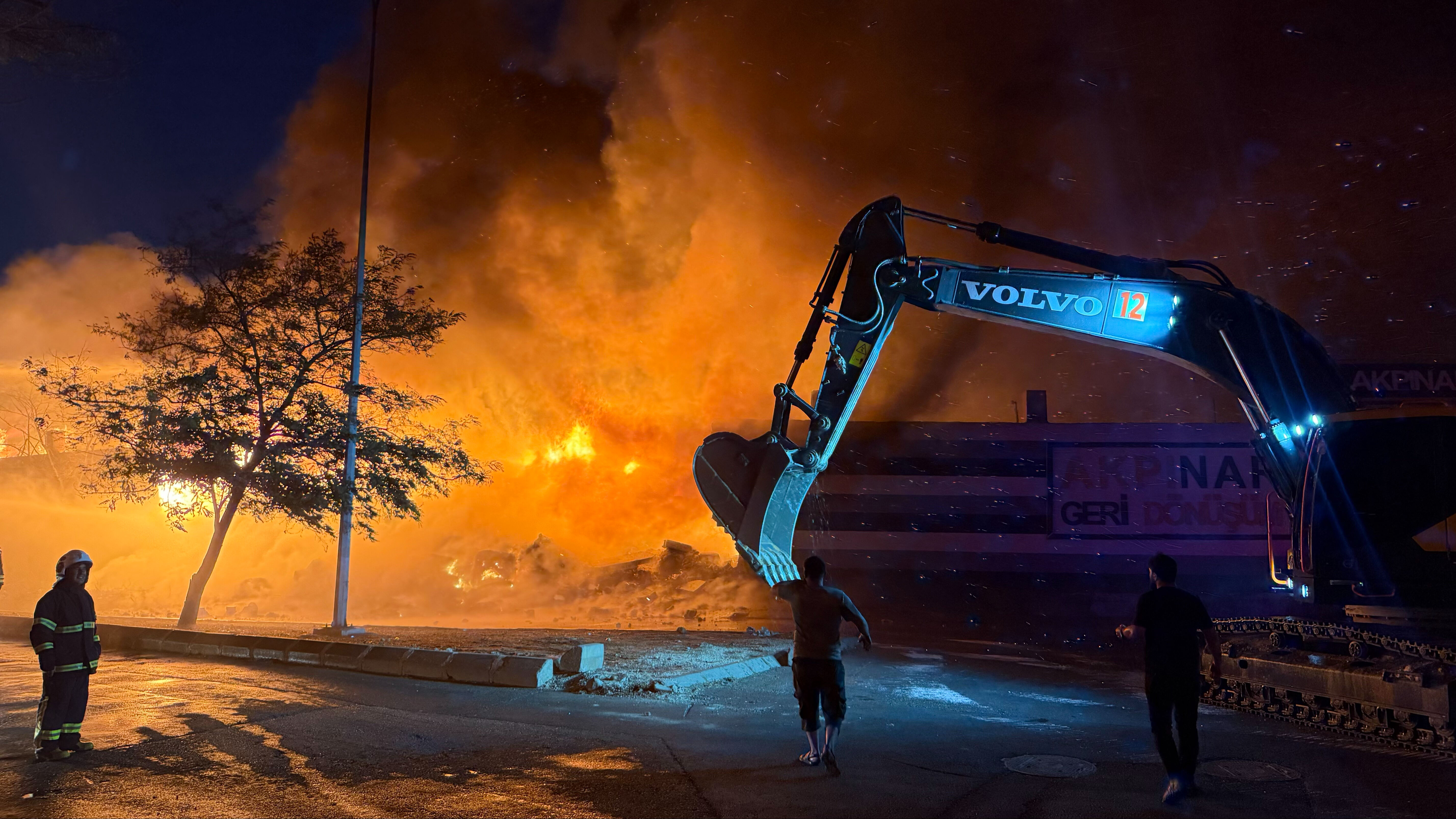 Gaziantep'i kara dumanlar kapladı! Geri dönüşüm tesisinde korkutan yangın - 3. Resim