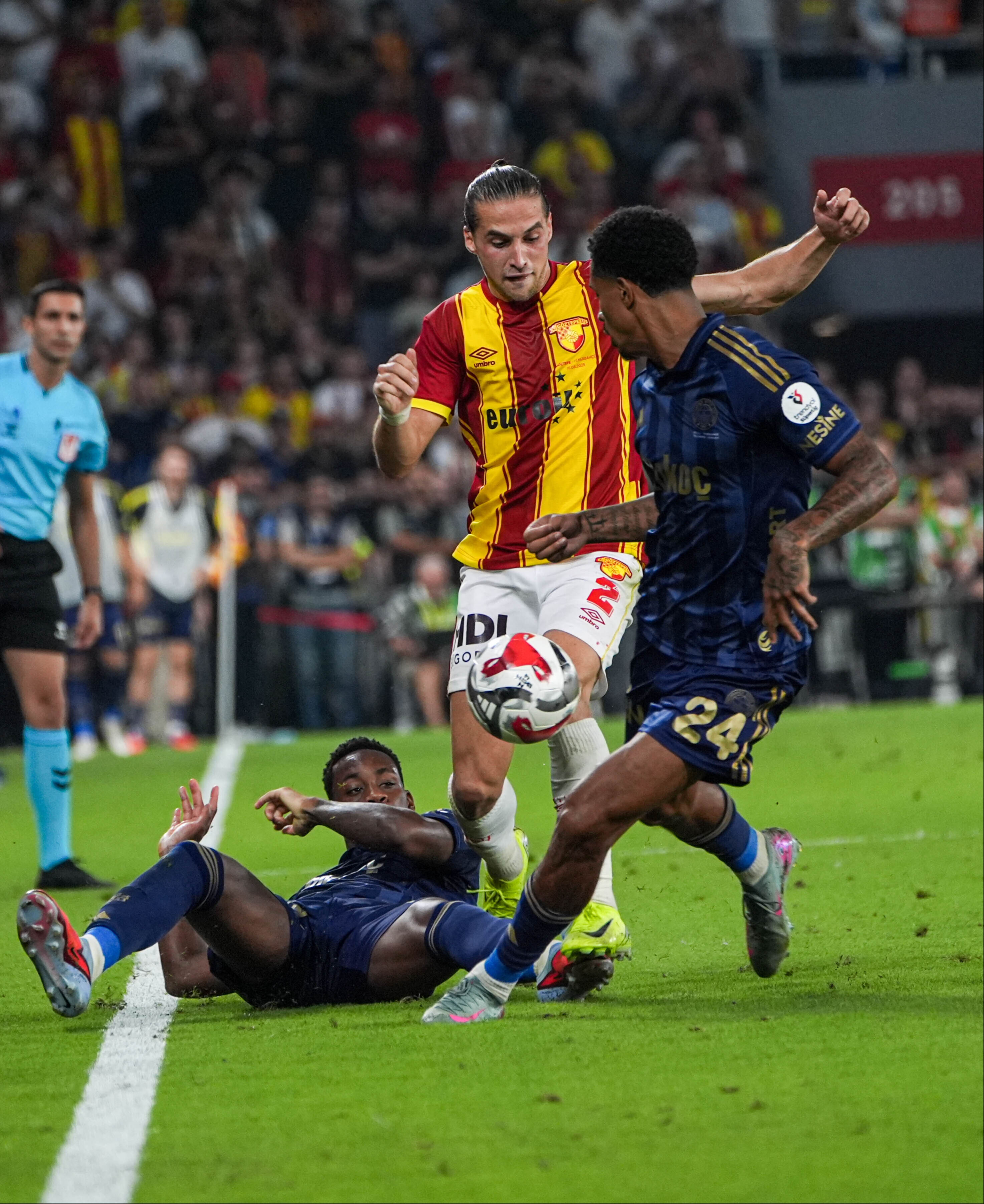 Göztepe Fenerbahçe maçında kimler kırmızı kart gördü? - 3. Resim