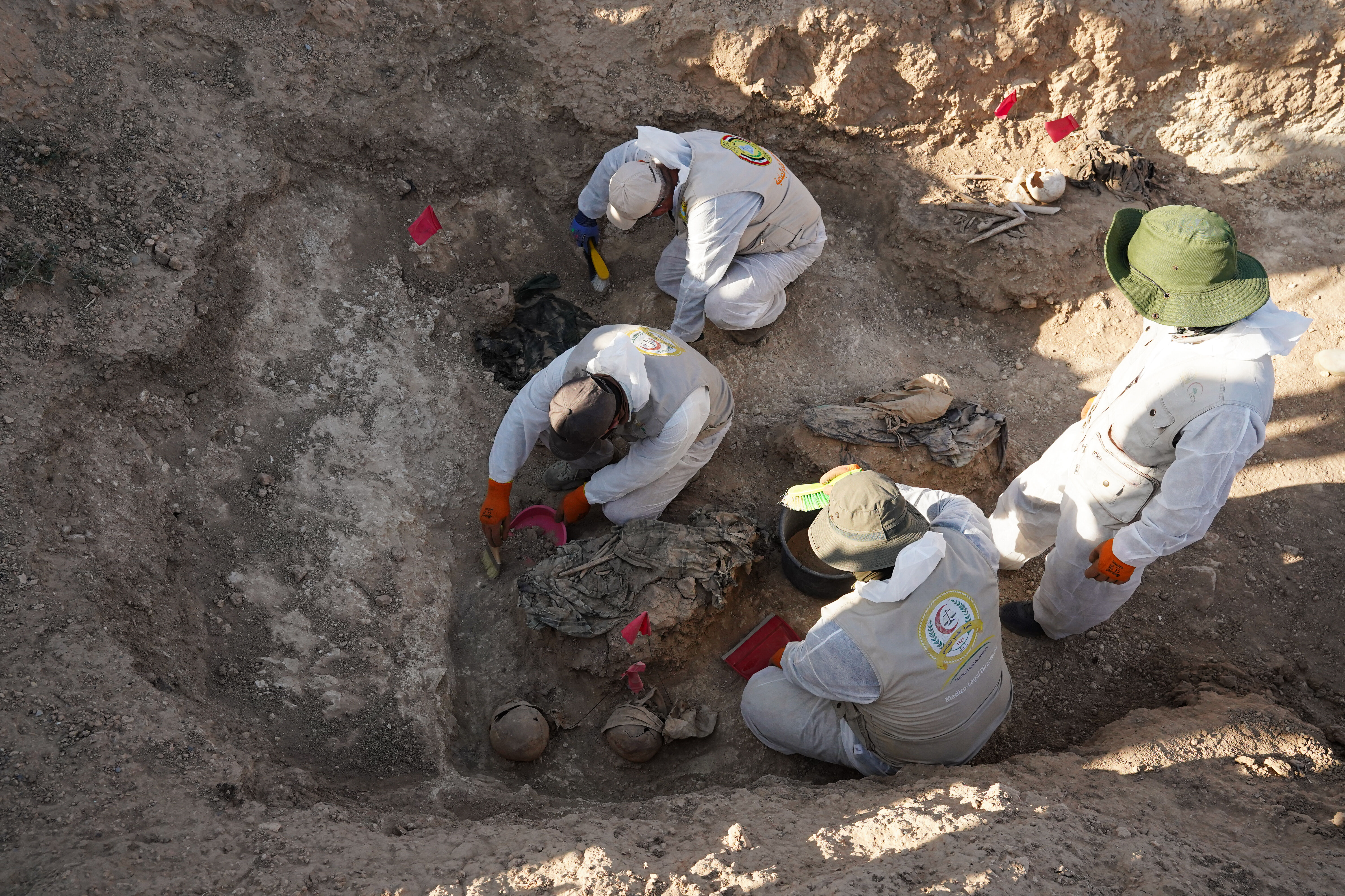 Issızlığın ortasında tüyler ürperten görüntüler! Musul'da toplu mezarlar ortaya çıktı - 2. Resim