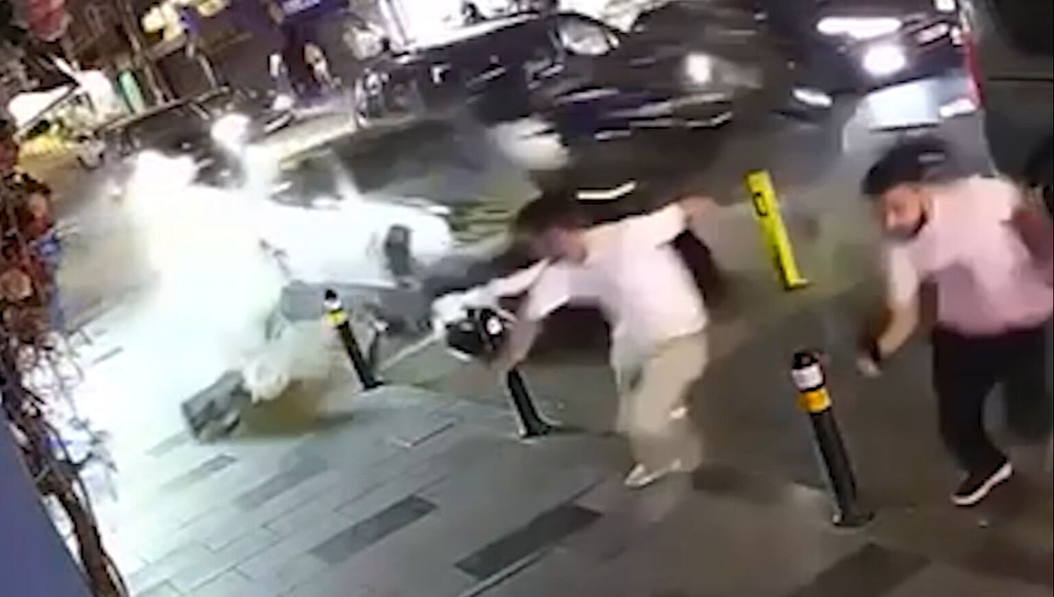 İstanbul'da 17 yaşındaki sürücü dehşet saçtı! 7 araca ve seyyar tezgaha çarparak durabildi - 1. Resim