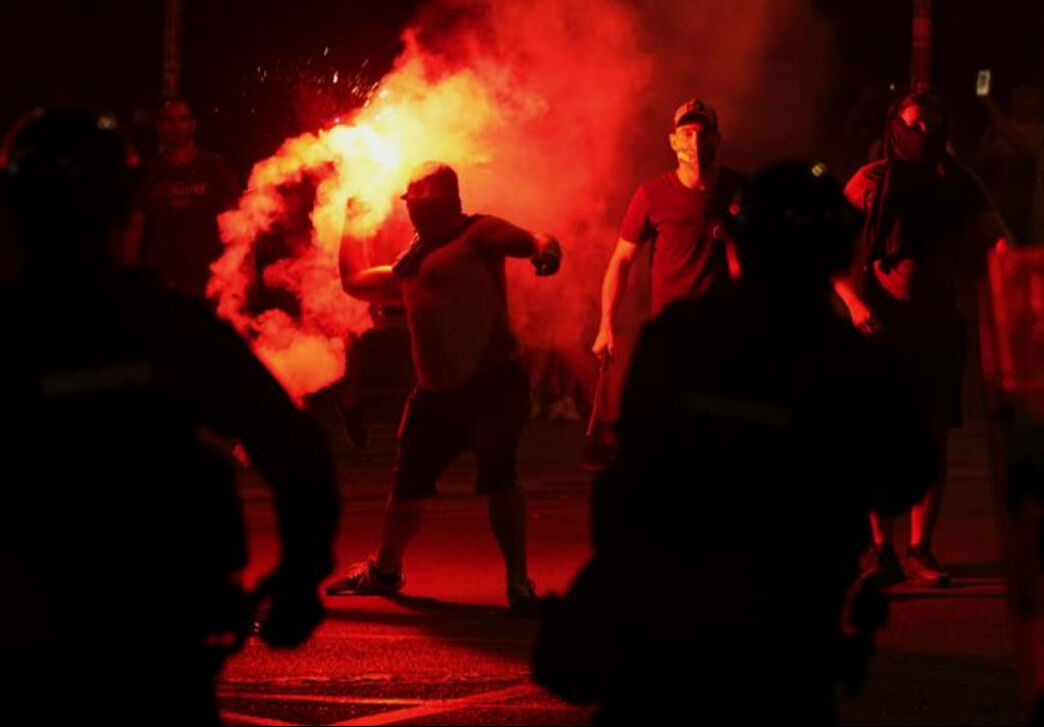 Protestolar beşinci günde şiddetlendi! Sırbistan'da maskeli grup hükümet binasını yaktı - 3. Resim