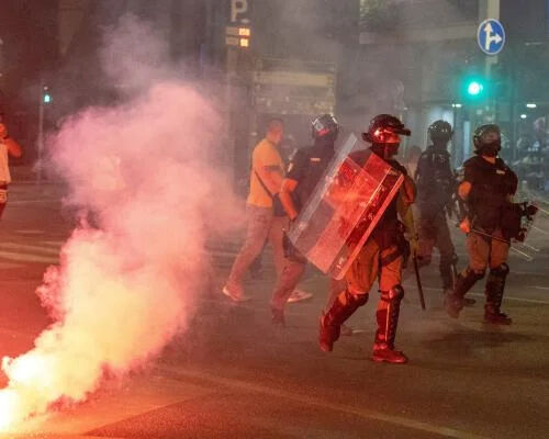 Protestolar beşinci günde şiddetlendi! Sırbistan'da maskeli grup hükümet binasını yaktı - 1. Resim