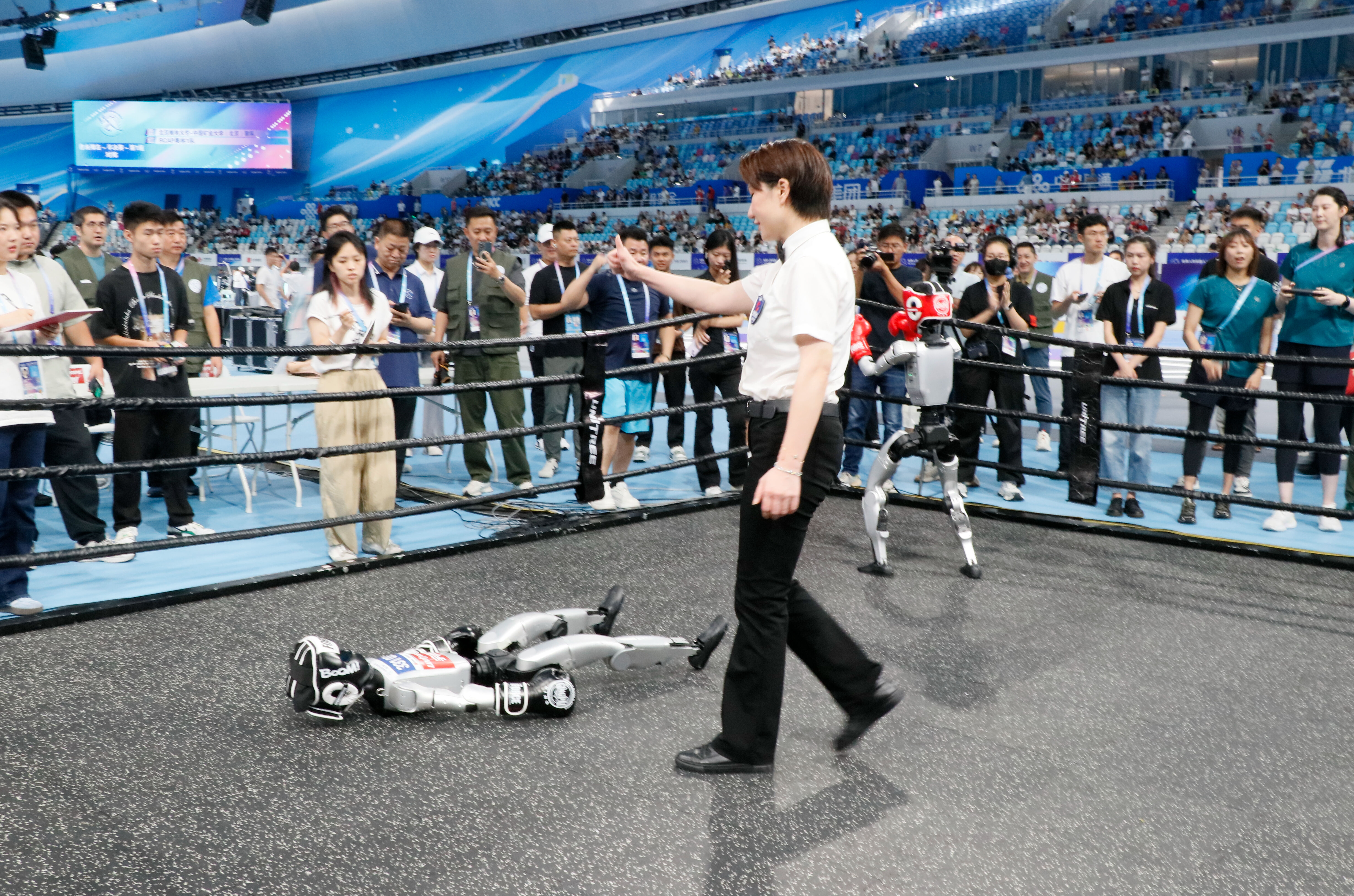 Robotlar h&uuml;nerlerini sergiledi: Futbol, atletizm ve kick boks'ta yarıştılar! - 5. Resim