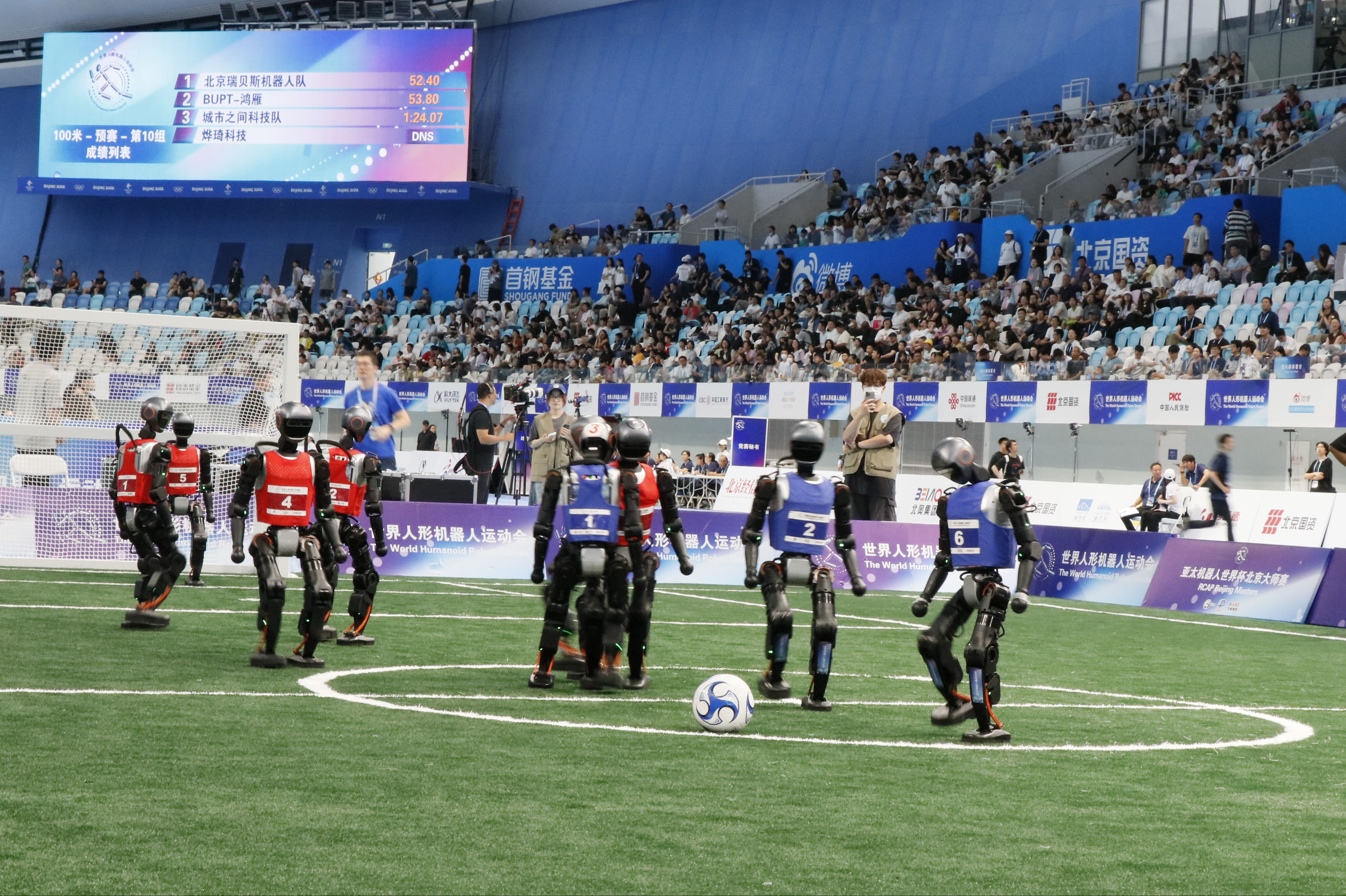 Robotlar h&uuml;nerlerini sergiledi: Futbol, atletizm ve kick boks'ta yarıştılar! - 2. Resim